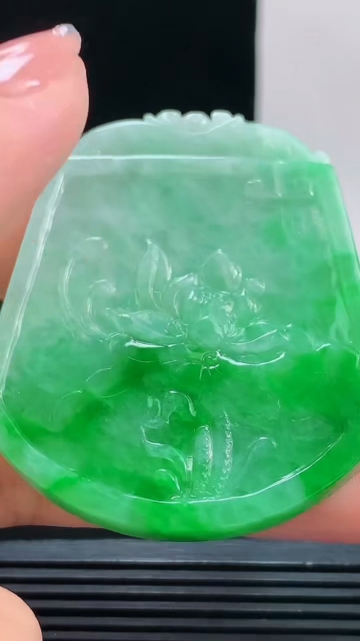 天然A货翡翠年年有余 荷叶鱼吊坠，尺寸55.3-48-6.2重量:34.66g 1010
10月11日