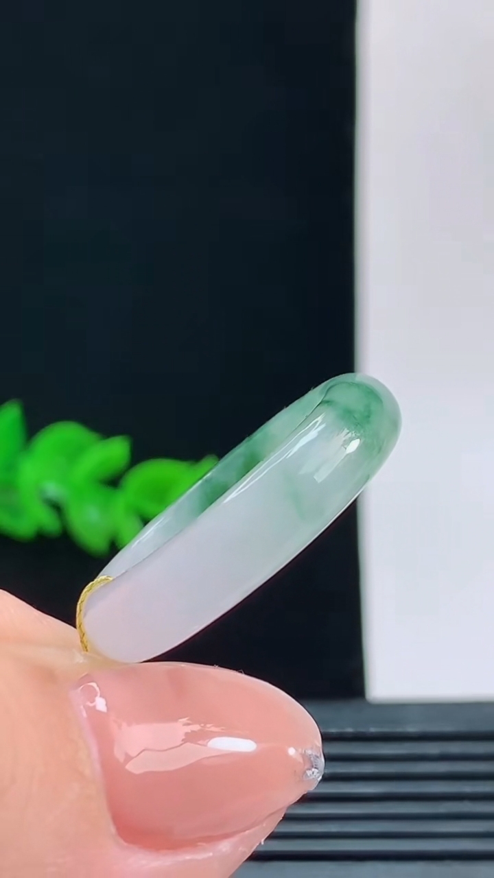天然A货翡翠飘花玉指环戒指，尺寸19.7-5.8-3.9重量:4.61g 10102026年10月11日
工厂直销收藏佳品,种好水足，色泽均匀，有种有色，上手高大气！