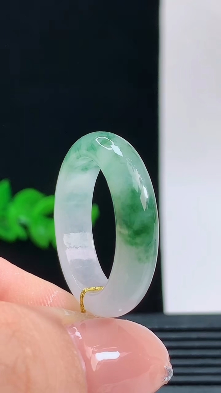 天然A货翡翠飘花玉指环戒指，尺寸19.7-5.8-3.9重量:4.61g 10102026年10月1