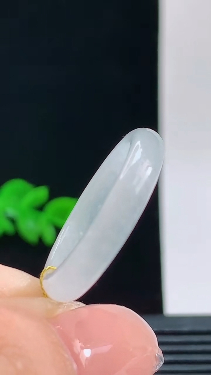 天然A货翡翠玉指环戒指，尺寸18.8-4.4-3.1重量:2.70g 10102026年10月11日
工厂直销收藏佳品,种好水足，色泽均匀，有种有色，上手高大气！