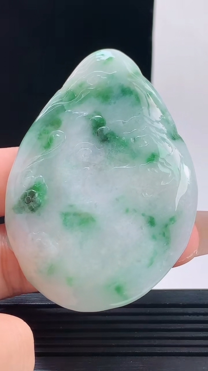 天然A货翡翠飘花大势至菩萨吊坠，尺寸66-46-11重量:53.61g h168
10月11日