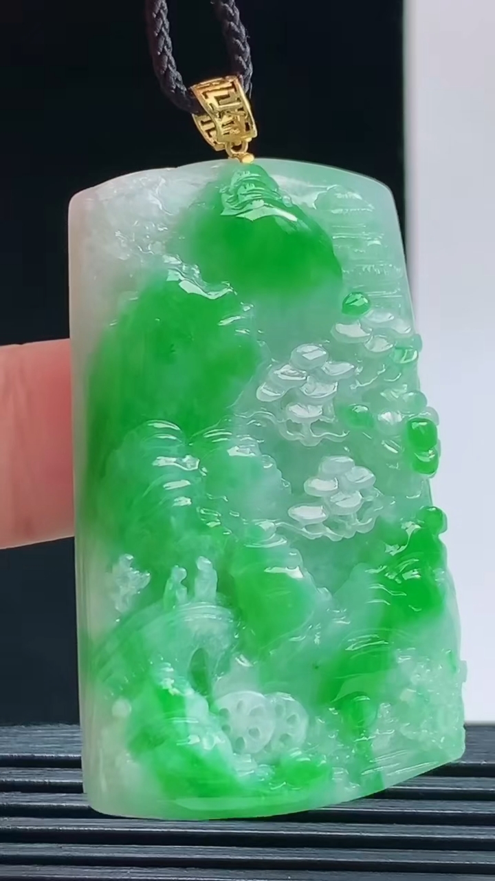 天然A货翡翠山水牌吊坠，尺寸46.4-29.3-7.5重量:23.80g 1010
10月11日