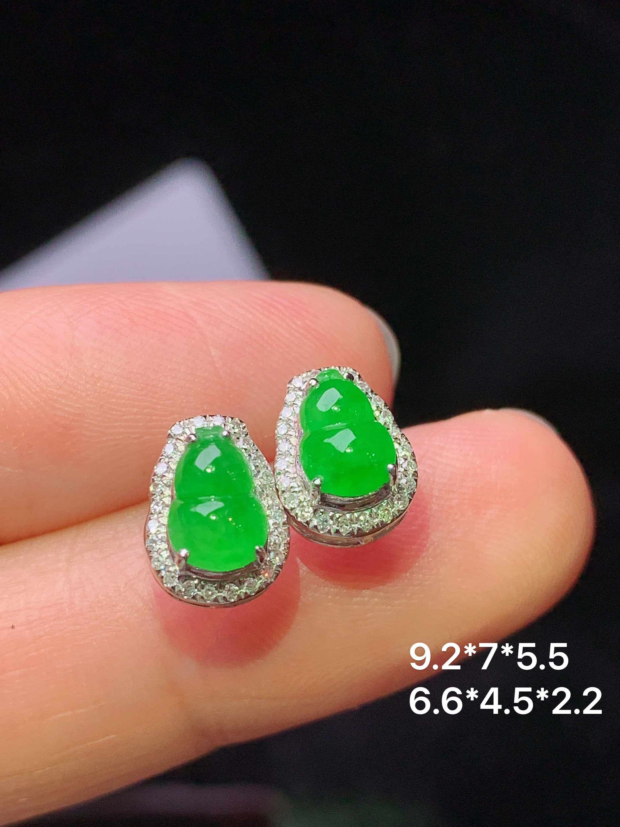 18k金钻镶嵌冰阳绿葫芦耳钉 玉质细腻 色泽艳丽清新 水润亮眼 整体尺寸9.2*7*5.5 f1