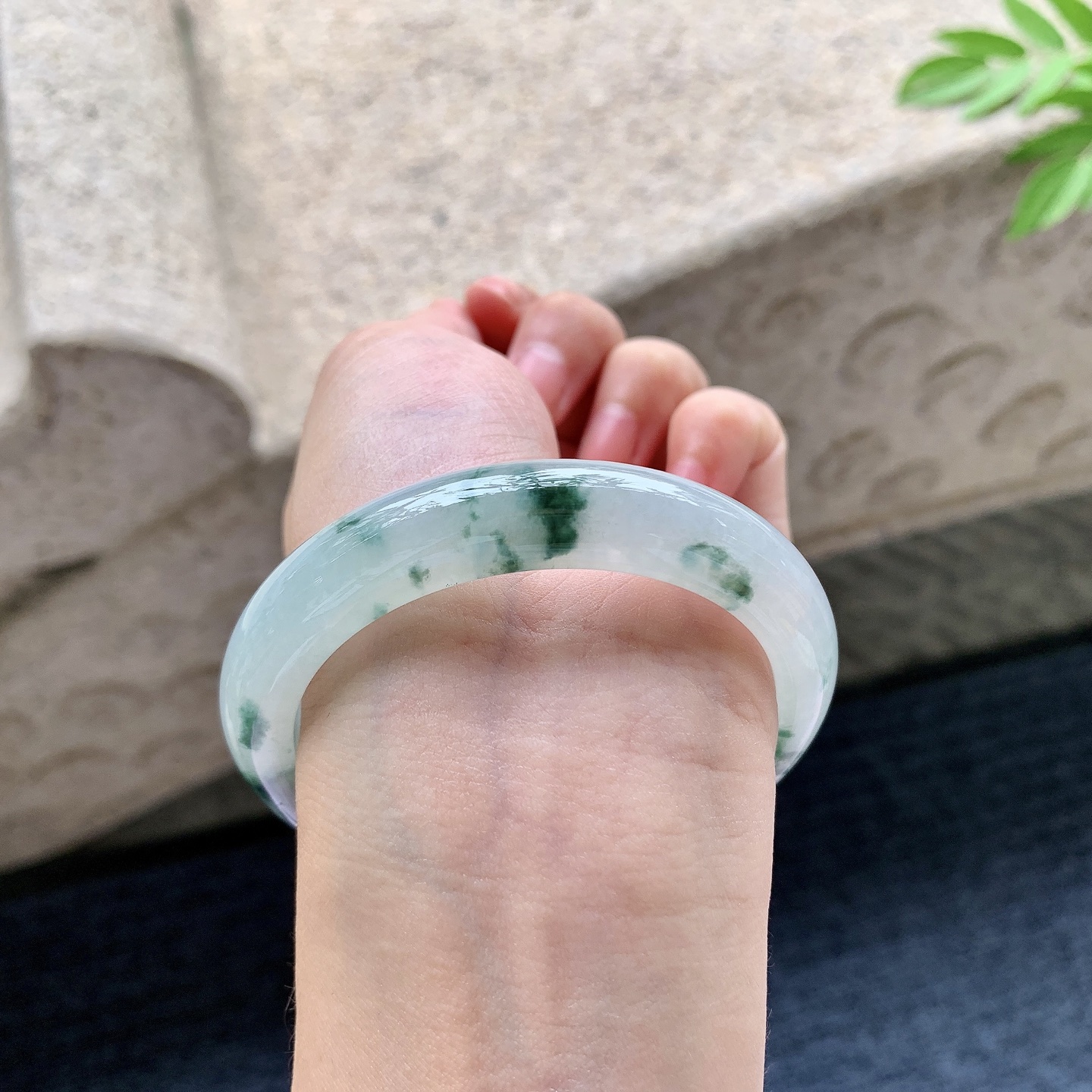 正圈53 54 圈口54.7/11.4/8.1 编码FH092442 糯冰飘花，水润，种老，细腻，无裂