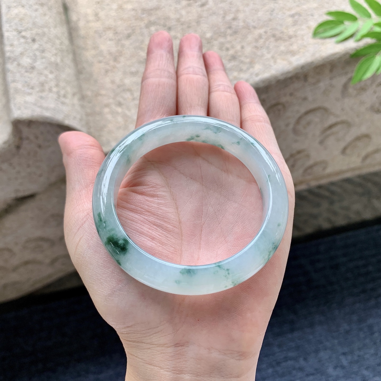 正圈53 54 圈口54.7/11.4/8.1 编码FH092442 糯冰飘花，水润，种老，细腻，无裂