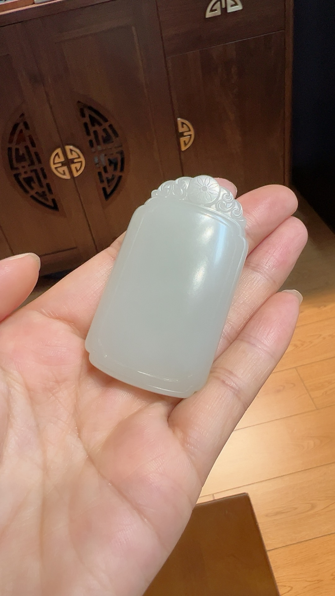 籽料｜满皮｜平安无事牌
暖白一级 料子老熟 细度过眼

重49.5克 尺寸60*33.5*11.7m m