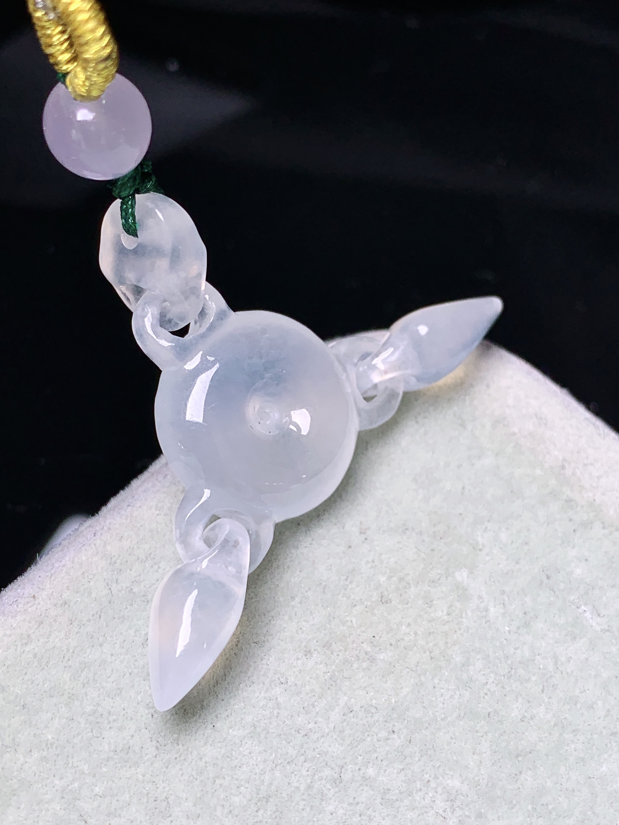 冰种同心锁吊坠 玉质细腻 色泽艳丽清新 水润亮眼 整体尺寸32*13.3*5.5 a8