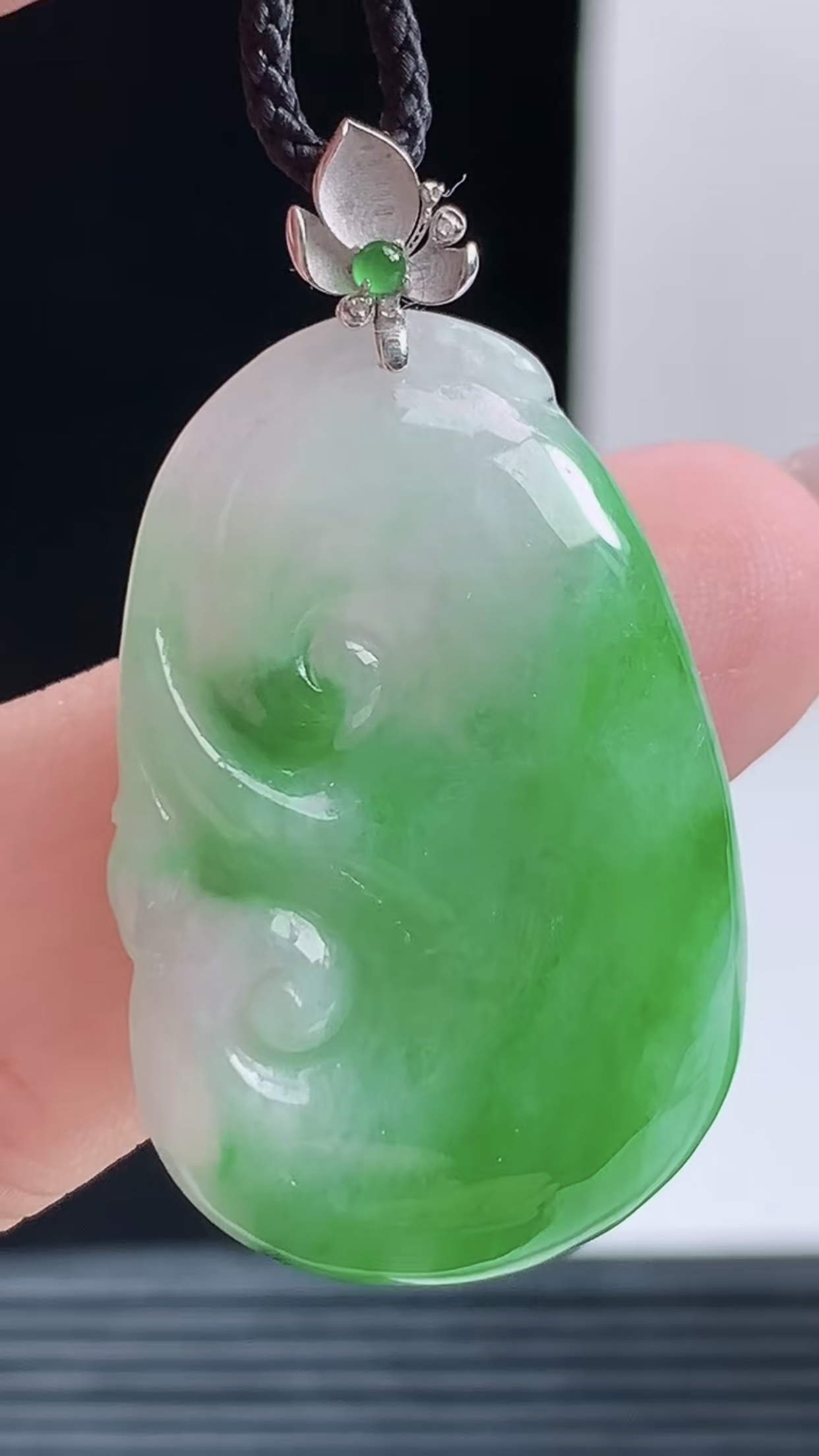缅甸天然翡翠a货，18K金镶嵌，老坑料起胶冰润飘绿如意吊坠，尺寸30.5-20.5-4.9重量:6.