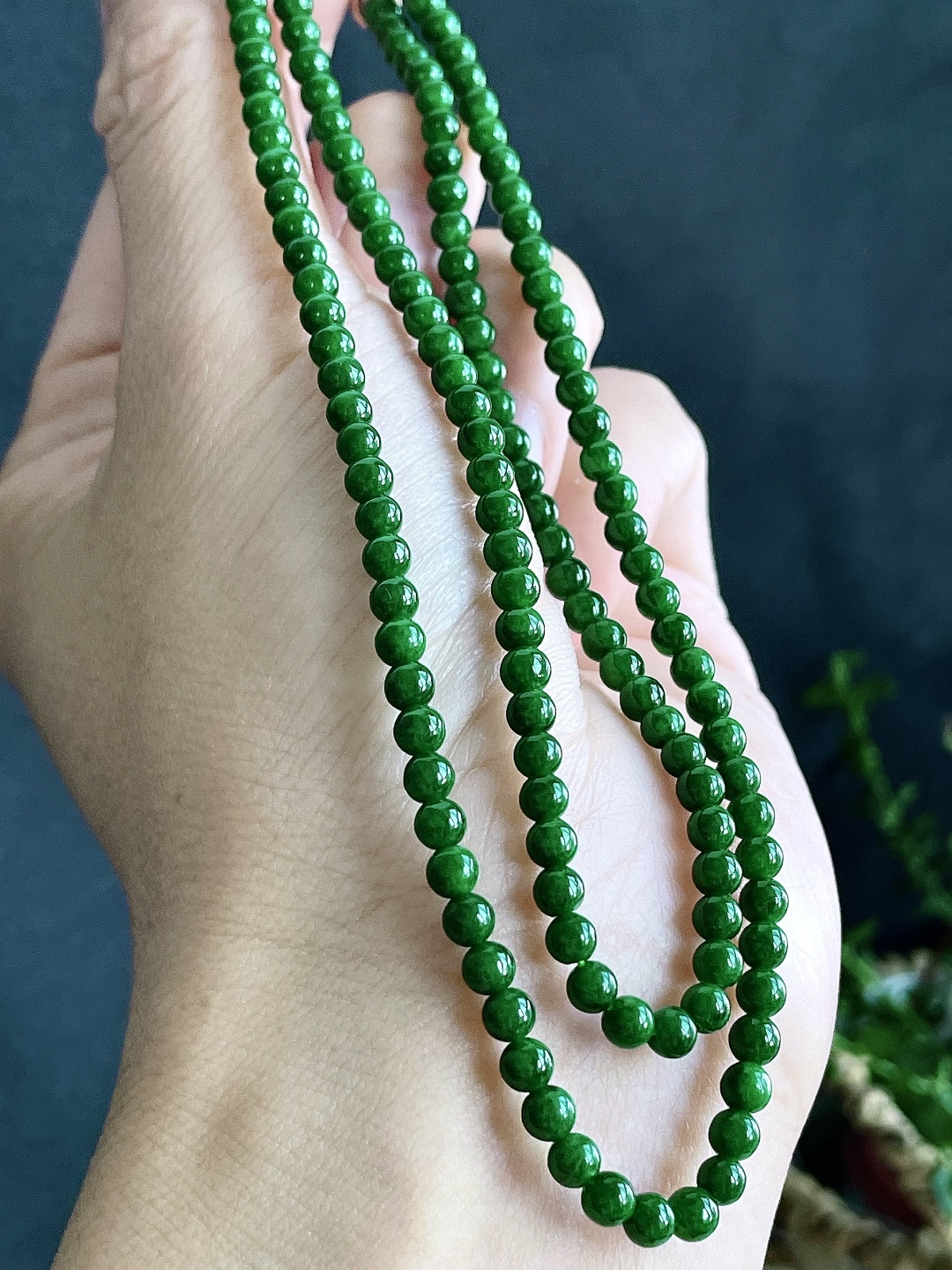 【珠子】冰辣绿珠链圆珠珠子珠链 【说明】 性比高 【尺寸】3.8mm，31cm 【重量】17.5克