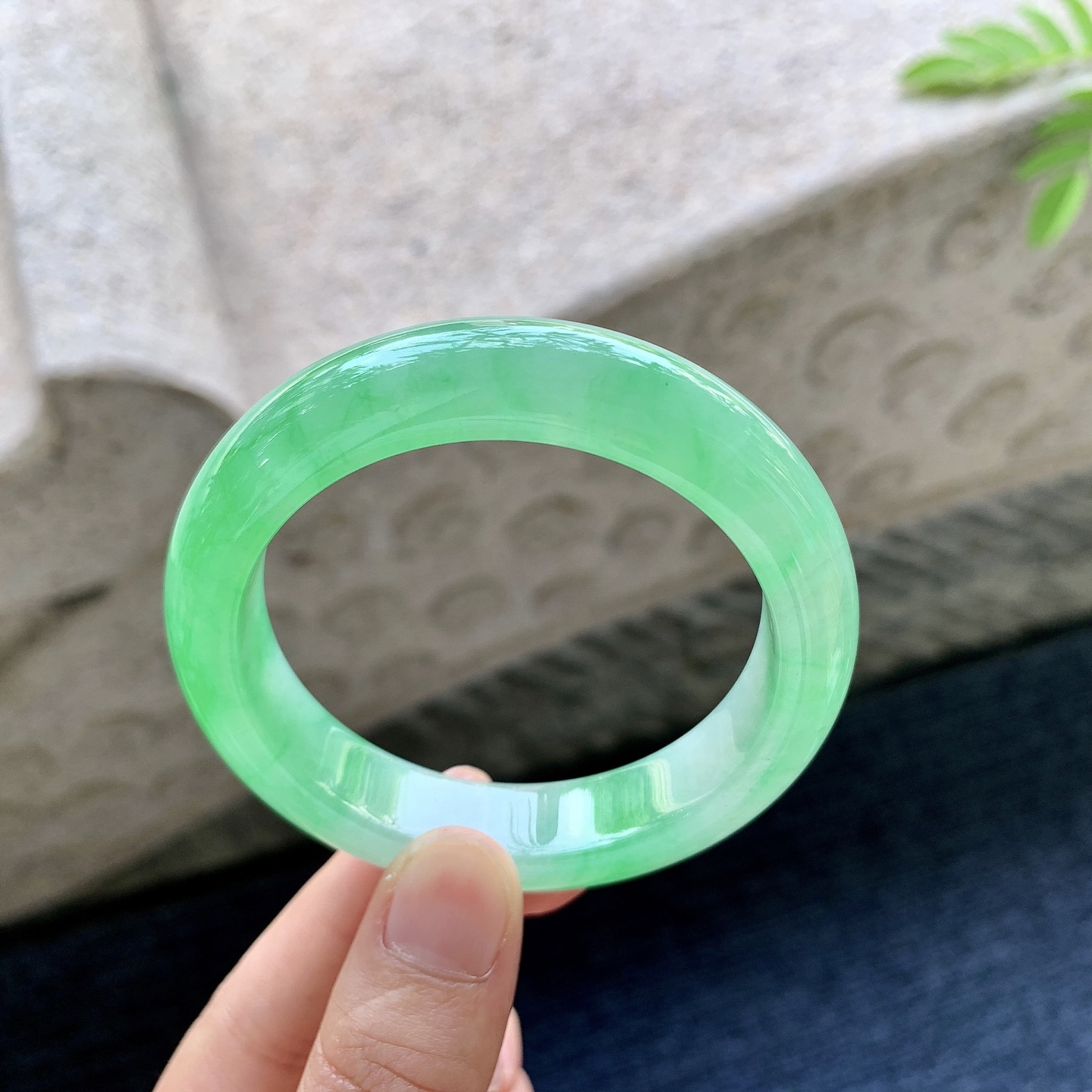 正圈51 52 圈口52.3/12.6/8.4 编码GJ092534 冰阳绿，辣阳绿，水润，种老，细腻，有纹线