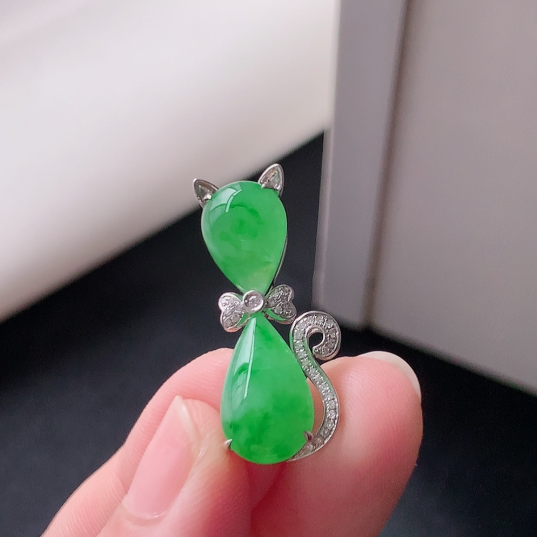 ️ 冰阳绿招财猫吊坠 色阳色艳，种老水润，饱满圆润，佩戴优雅时尚 货号19612，28-11.7-6.6