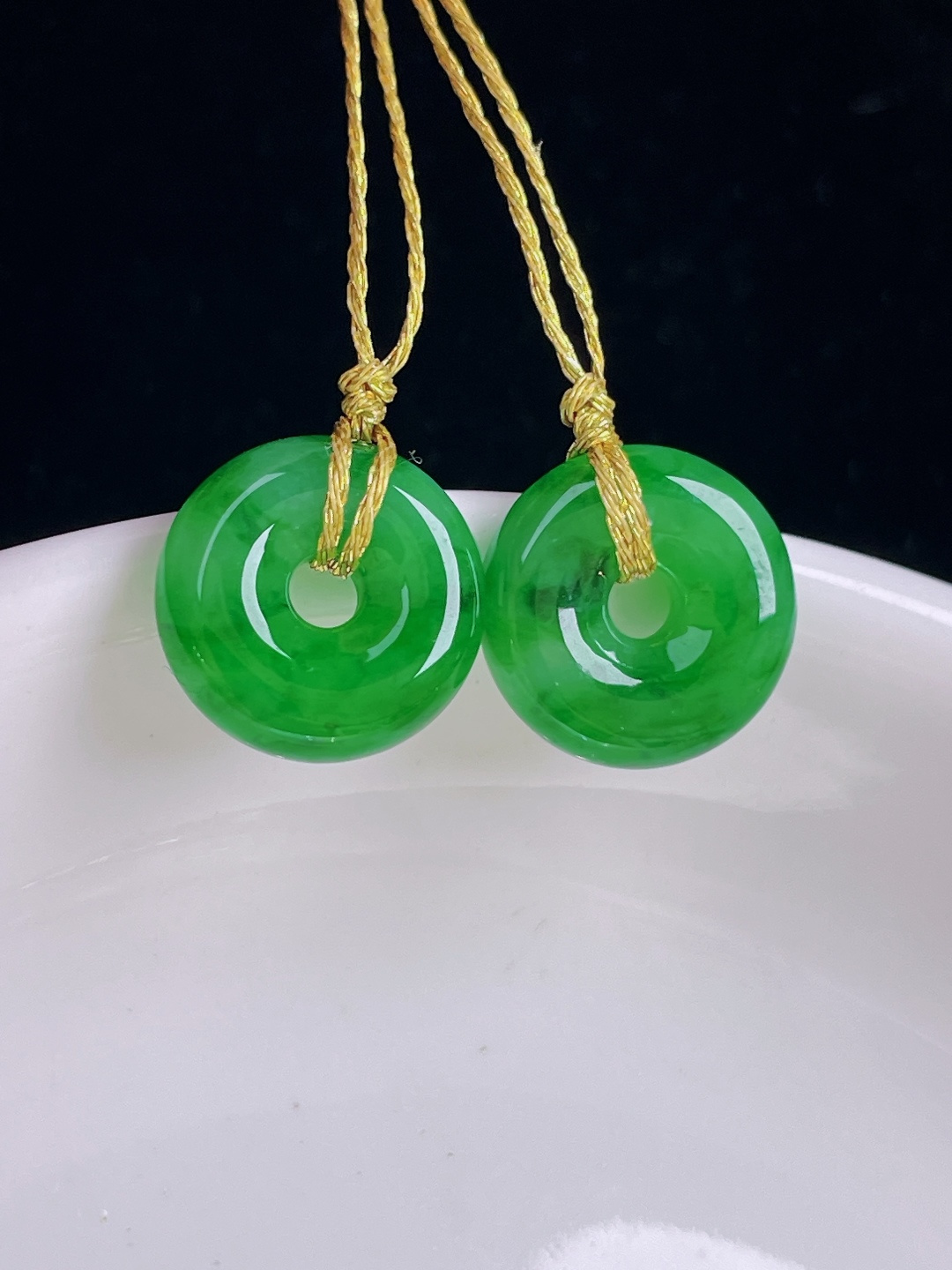 ️辣绿耳坠，老种起光，细底通透，尺寸：12.6/4mm0930