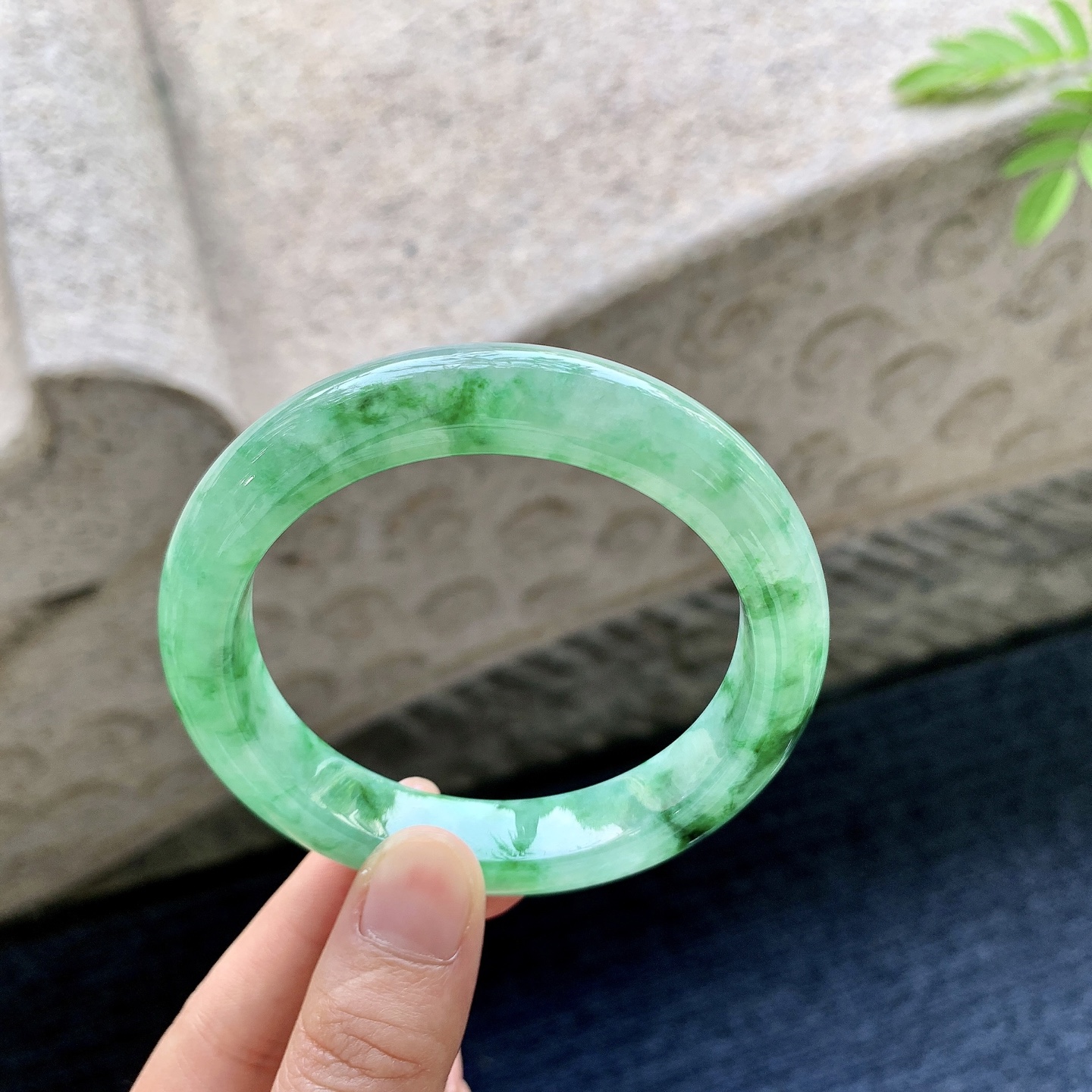 正圈55 56 圈口56.7/11.6/9.2 编码WW092541 冰糯辣绿，水润，种老，细腻，打灯有晶体