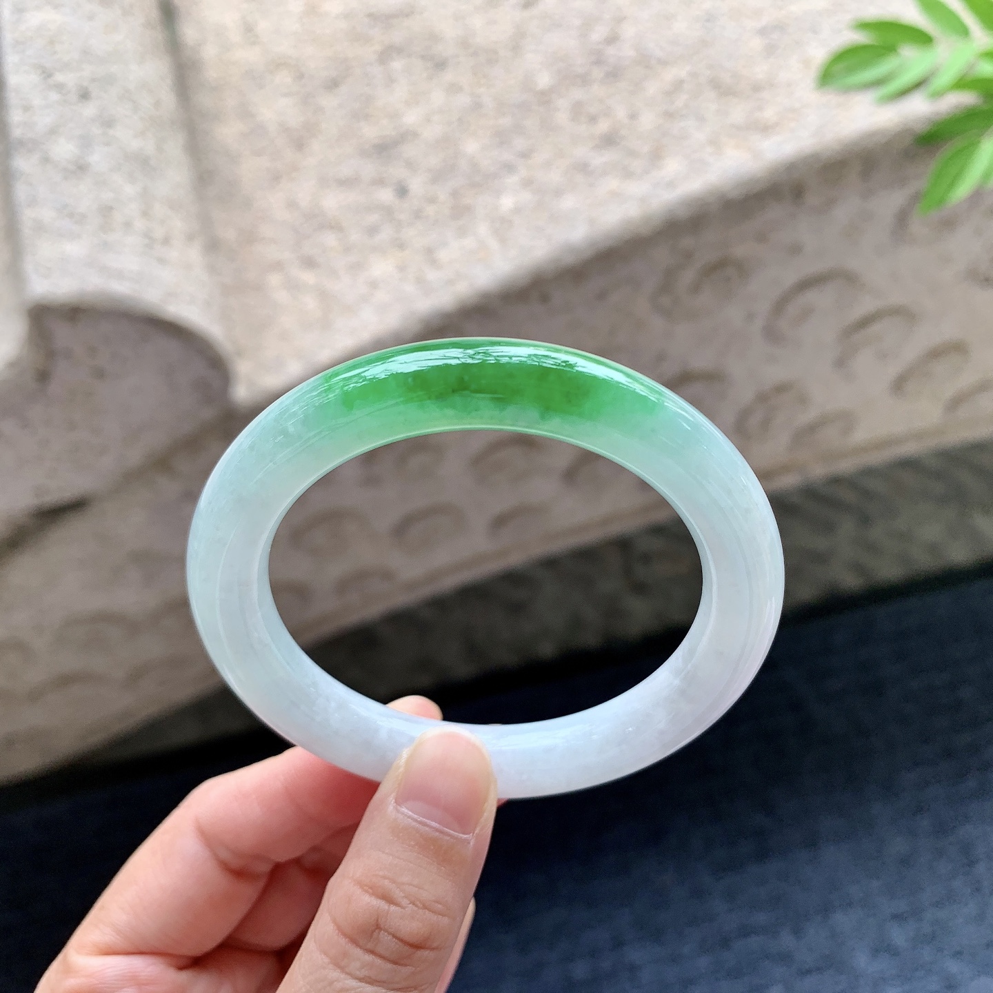 圆条52 53 圈口53/9.5/9.2 编码WW092441 飘辣绿，水润，种老，细腻，打灯有纹线