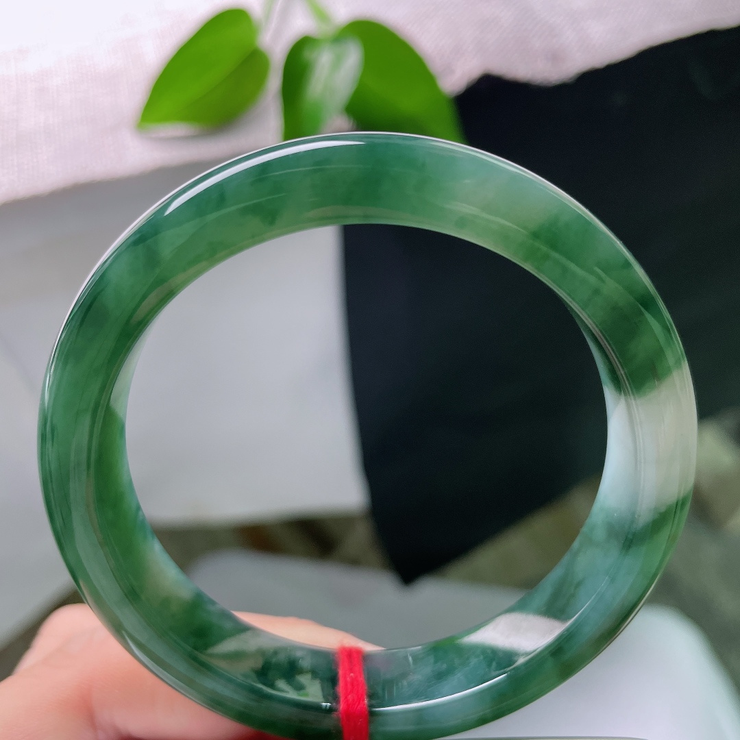 58.4/12.3/8.5，飘花正圈，无裂，冰底澄澈通透，墨绿飘花肆意流转镯身，水墨气韵流淌腕间，尽显清冷国风。ss59432a
