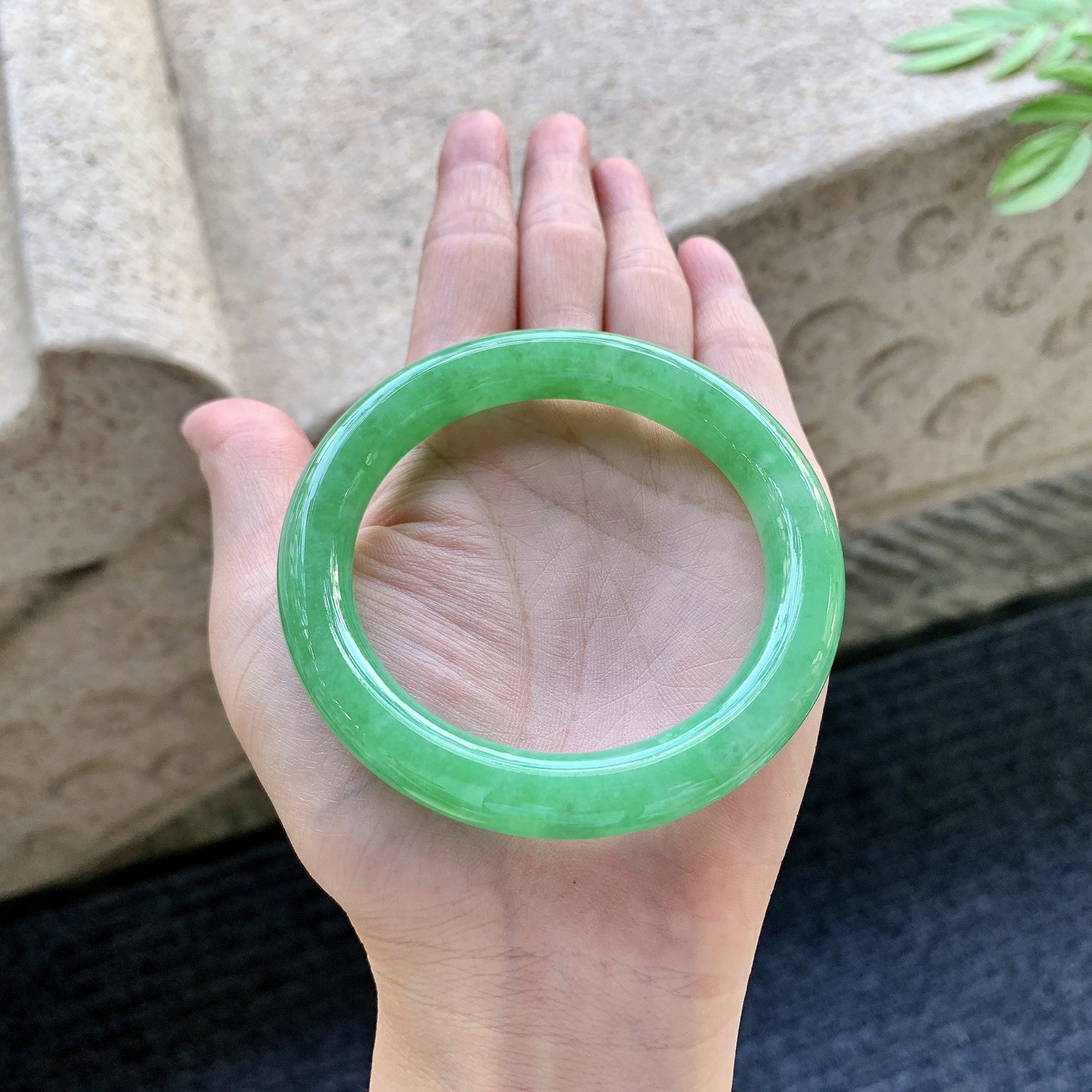 圆条55 56 圈口55.3/10.6/9.6 编码H3092483 糯冰满绿，色匀，水润，种老，细腻，无裂