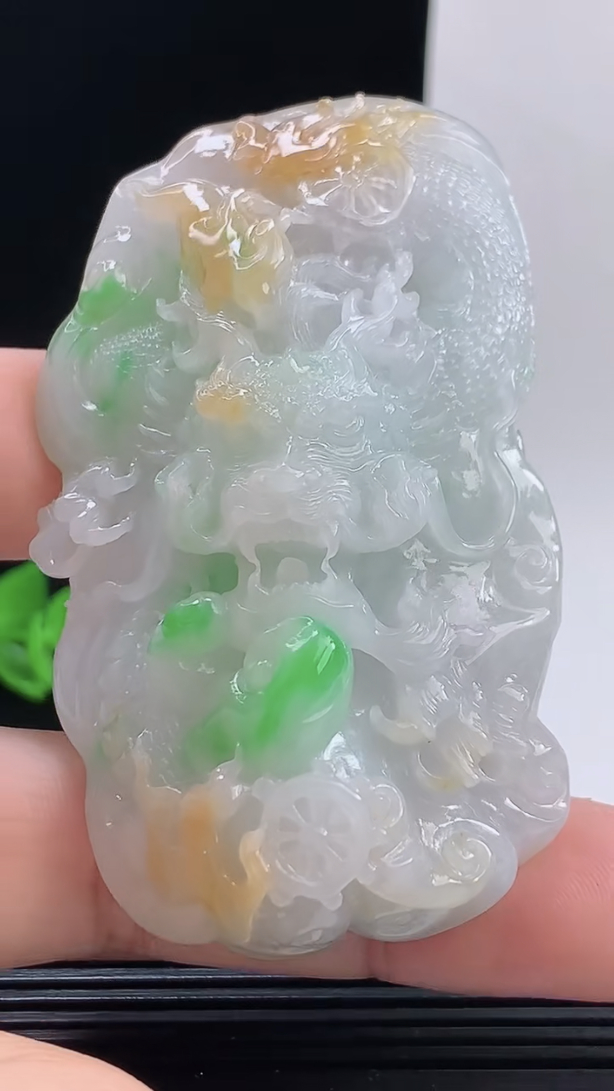 缅甸天然翡翠a货，老坑料起胶冰润双彩黄加绿霸气龙牌吊坠，尺寸70.5-41-23.9重量:94.35g  #