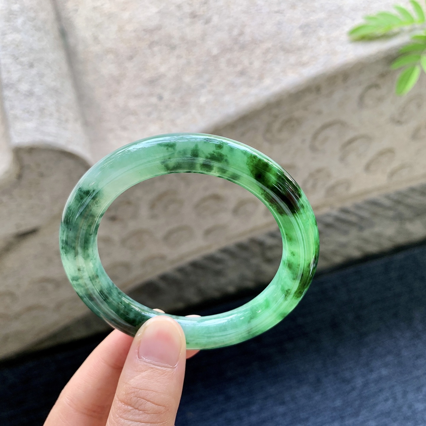 圆条53 54 圈口54.2/10/10 编码W6092522 冰糯辣绿，水润，种老，细腻，打灯有纹线