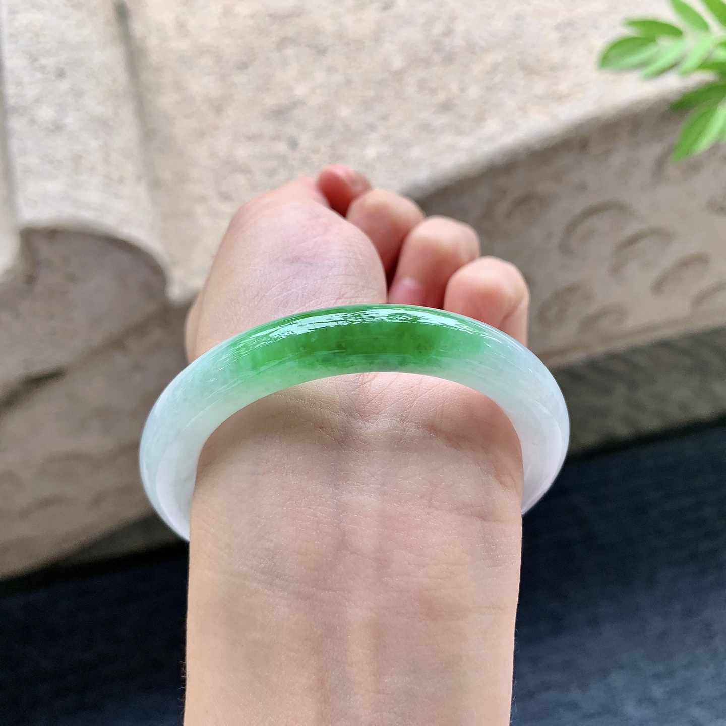 圆条52 53 圈口53/9.5/9.2 编码WW092441 飘辣绿，水润，种老，细腻，打灯有纹线