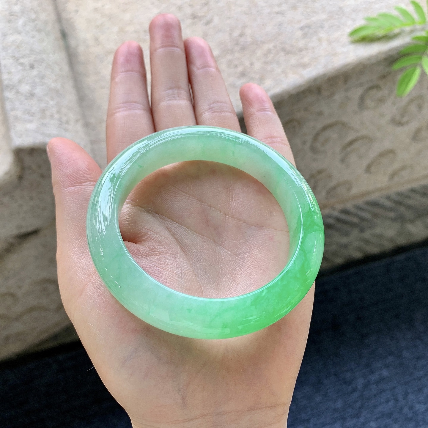 正圈55 56 圈口55.8/12.6/9.5 编码GJ092529 糯冰飘阳绿，水润，种老，细腻，打灯有絮线