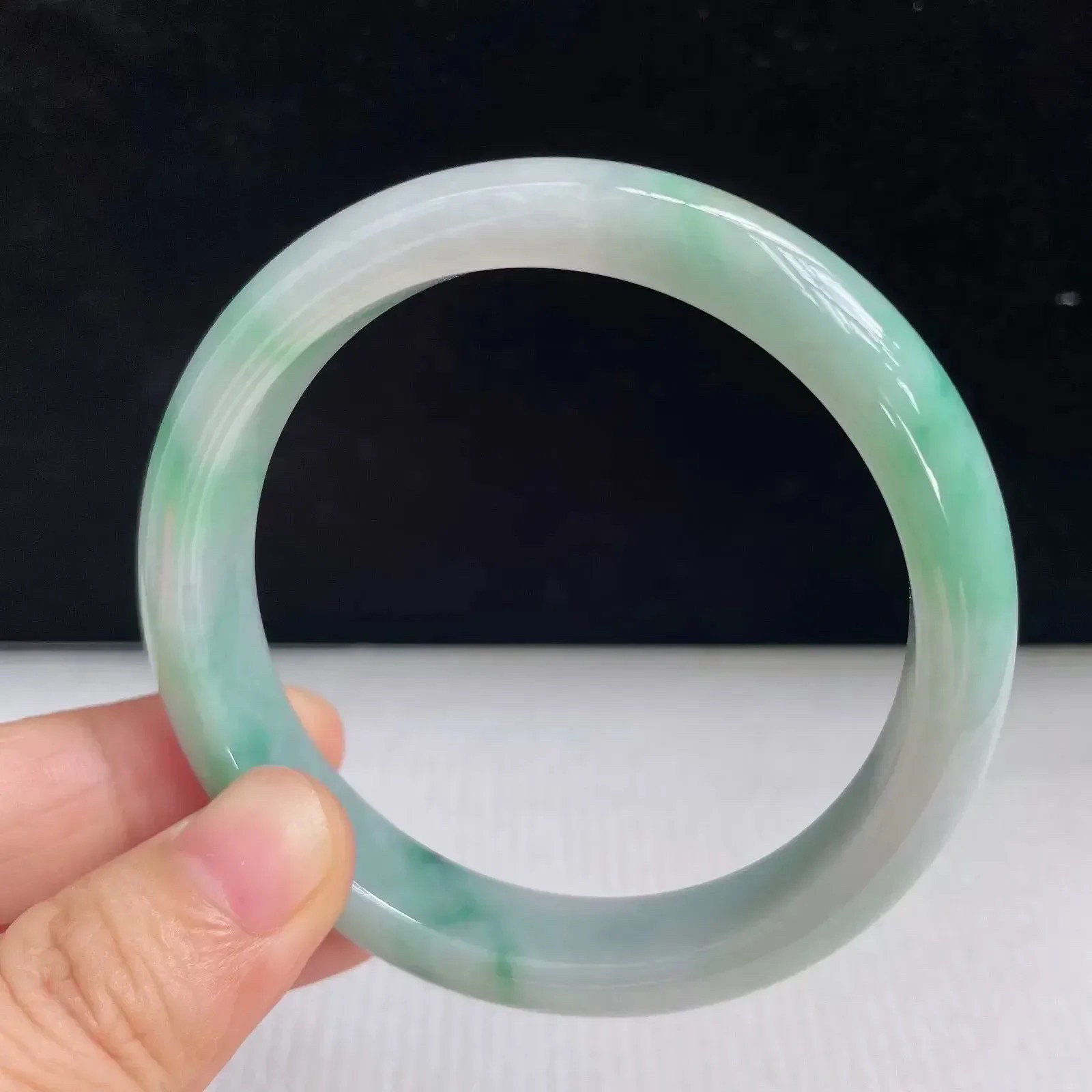 55mm自然光拍摄天然翡翠A货飘绿好种水正圈手镯 43.34克