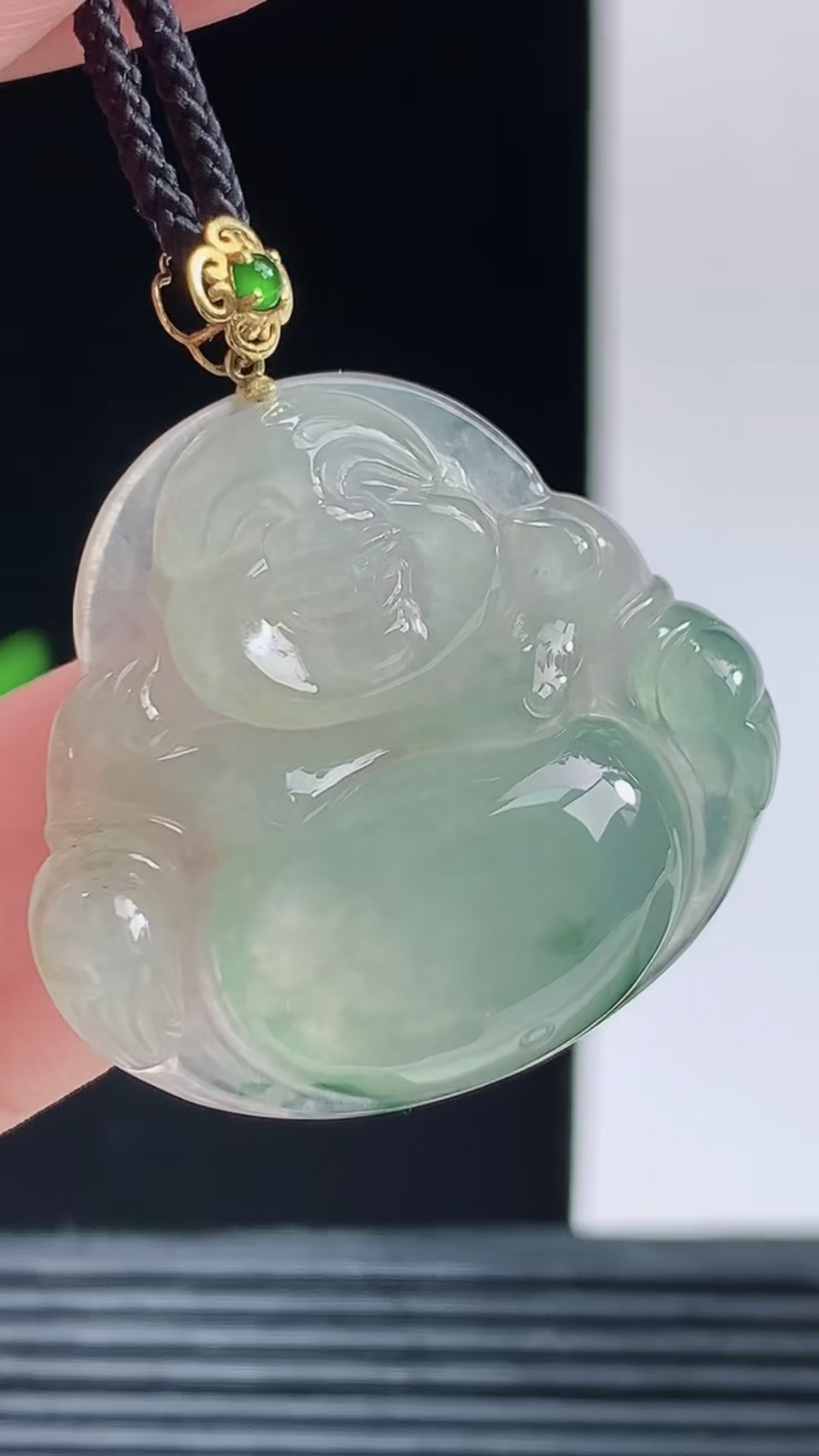 缅甸天然翡翠a货，18K金扣镶嵌冰种飘花笑口常开，佛公吊坠，尺寸26-29-6.3重量:7.31g #