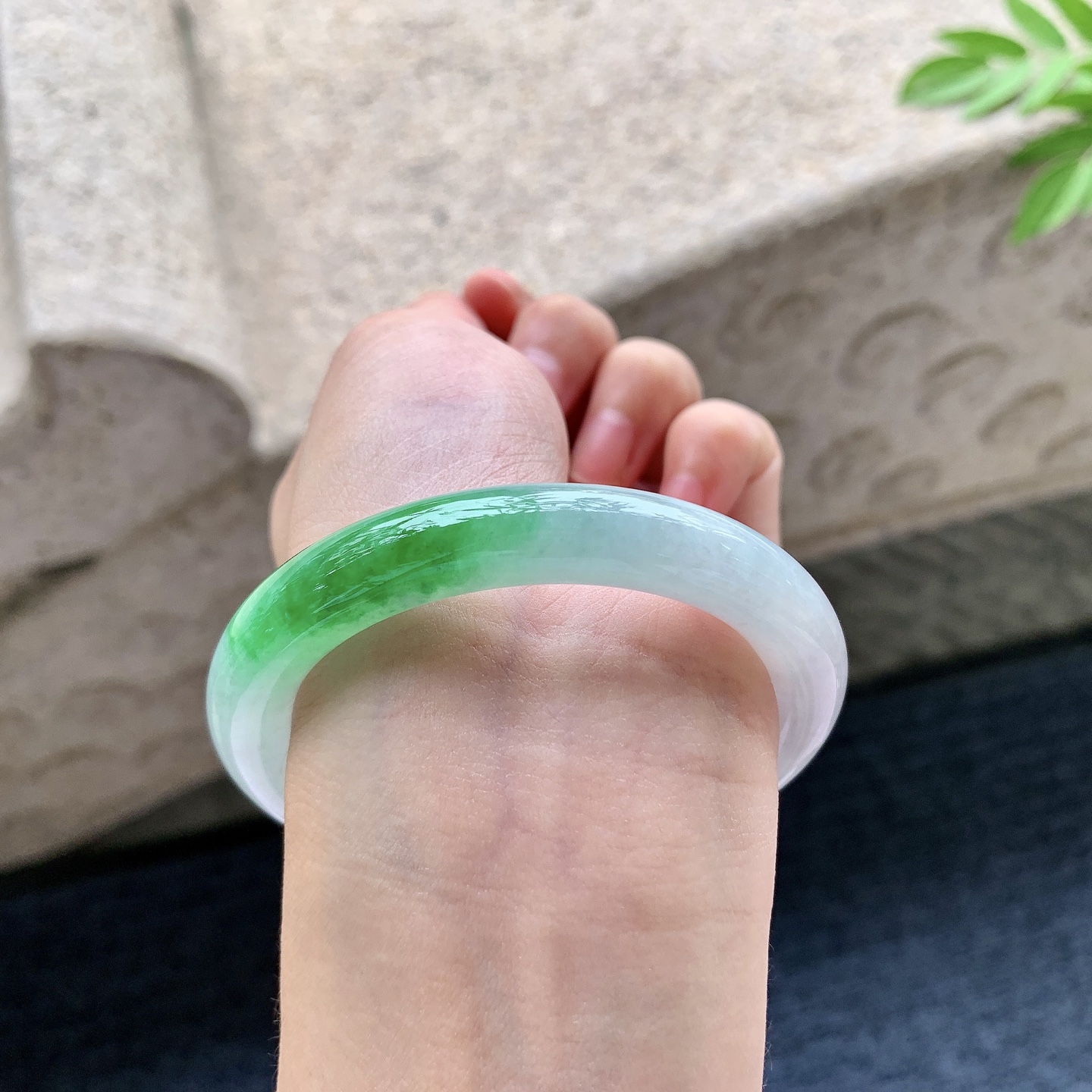 圆条52 53 圈口53/9.5/9.2 编码WW092441 飘辣绿，水润，种老，细腻，打灯有纹线