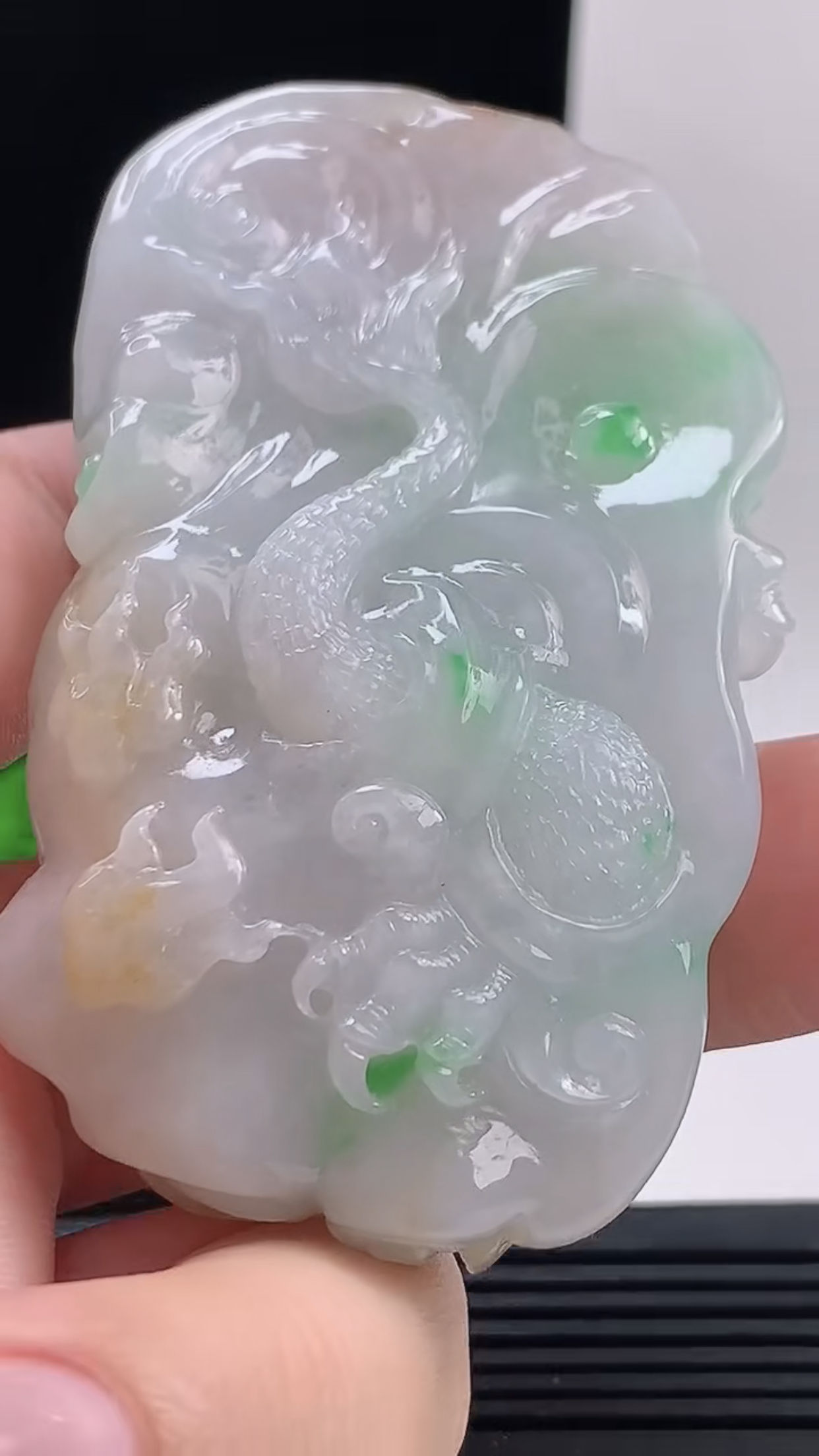 缅甸天然翡翠a货，老坑料起胶冰润双彩黄加绿霸气龙牌吊坠，尺寸70.5-41-23.9重量:94.35g  #