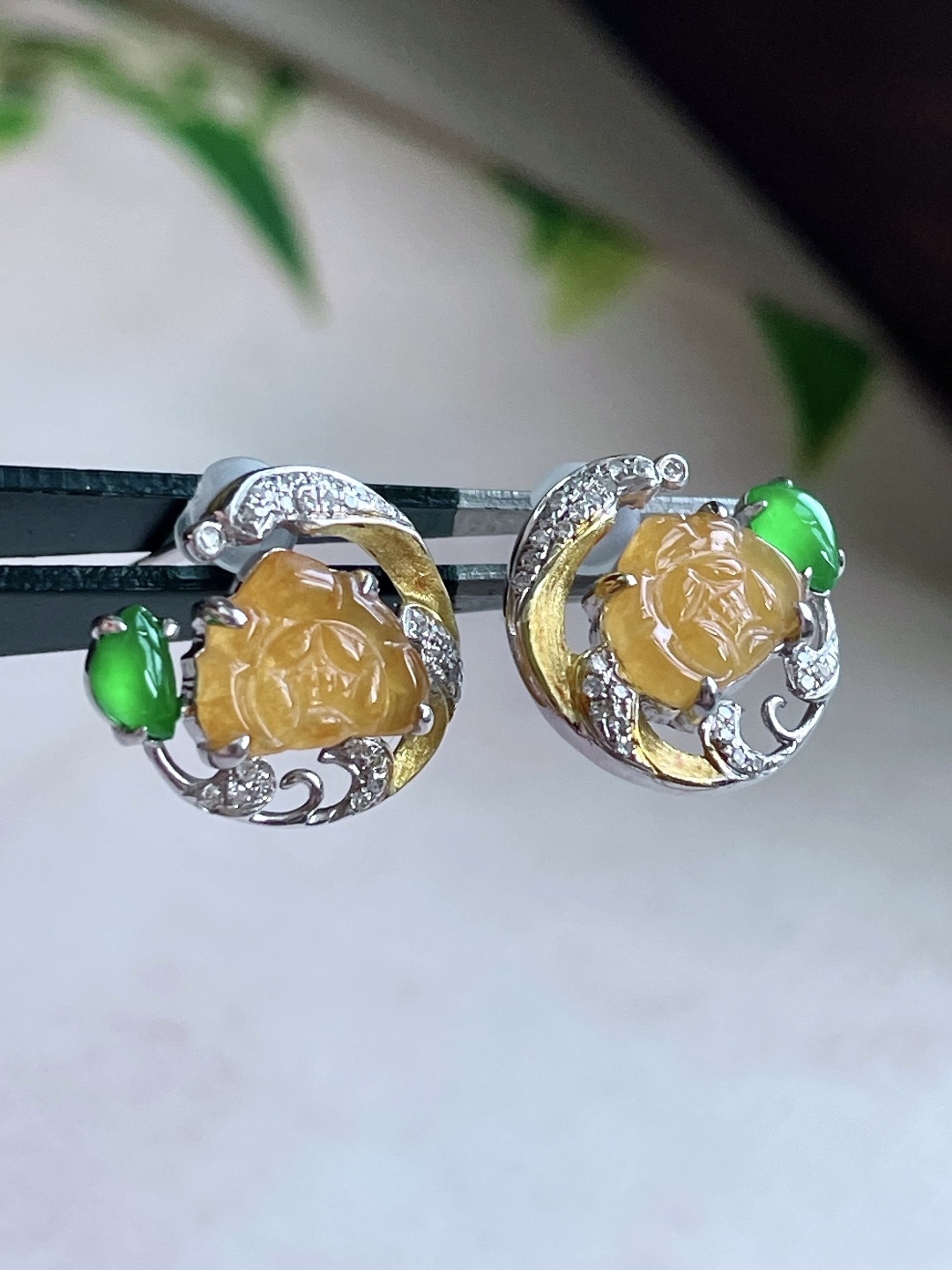 【镶嵌】冰黄翡花朵耳钉 【说明】缅甸 18k金镶嵌 无裂 性比高 【整体】13 【裸石】8.2-6.4-1.6 【重量】2.1克