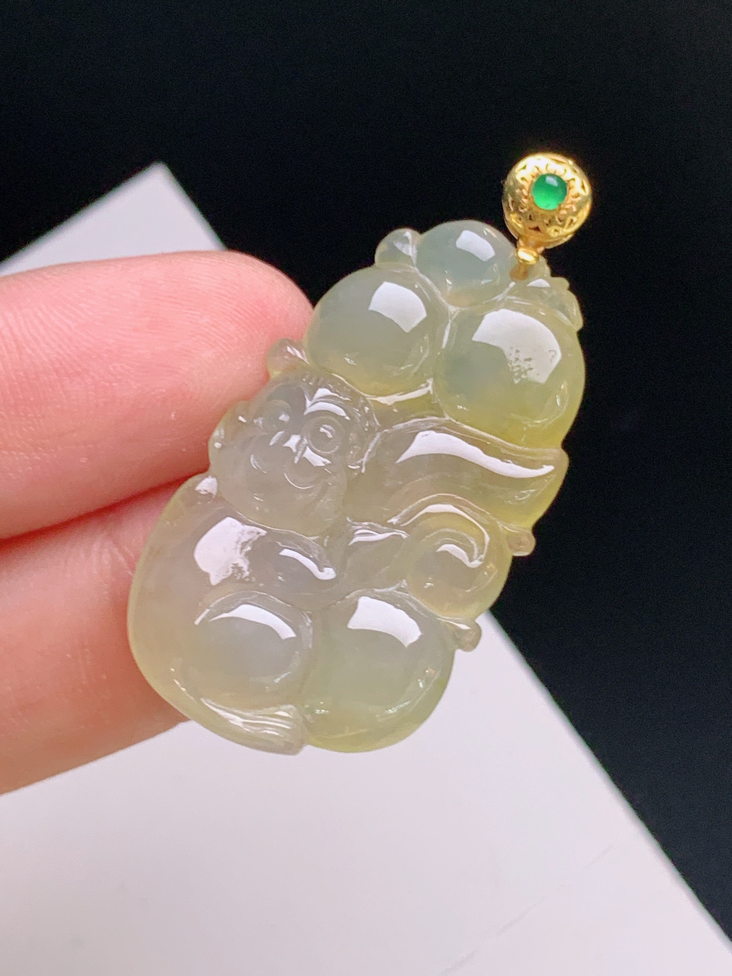 ️ 黄翡灵猴吊坠，冰润透亮，雕工精致，色泽温润 裸石33.9-19.5-4.9 整体39.8 19