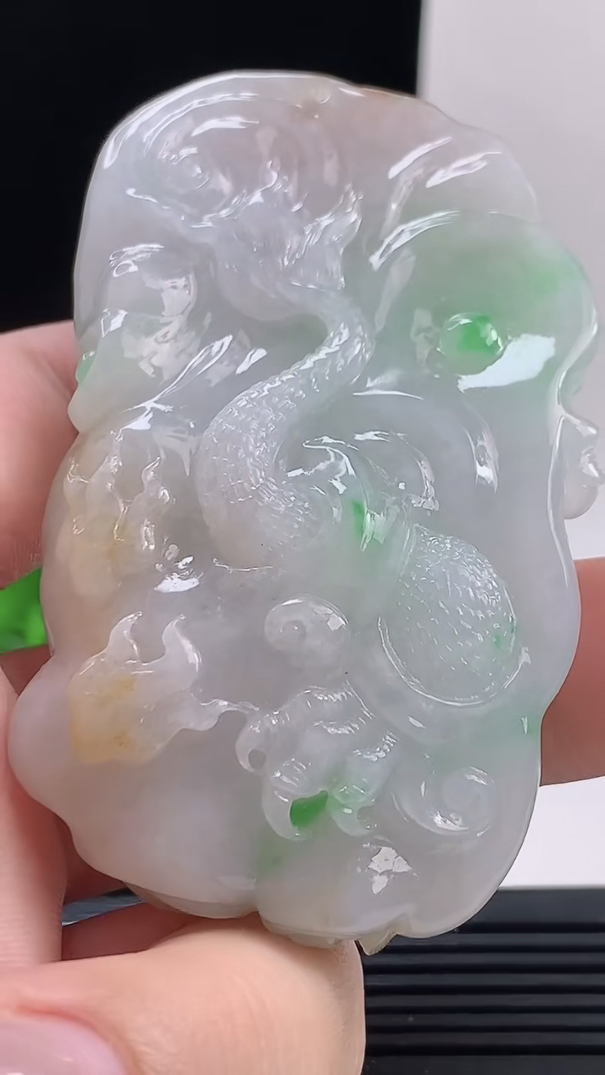 缅甸天然翡翠a货，老坑料起胶冰润双彩黄加绿霸气龙牌吊坠，尺寸70.5-41-23.9重量:94.35