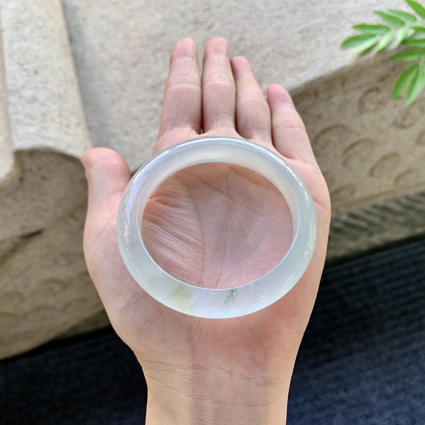 正圈50 51 圈口51.4/9.7/7.6 编码GJ092937 冰飘黄翡飘花，清透，水润，种老，细腻，打灯有纹线