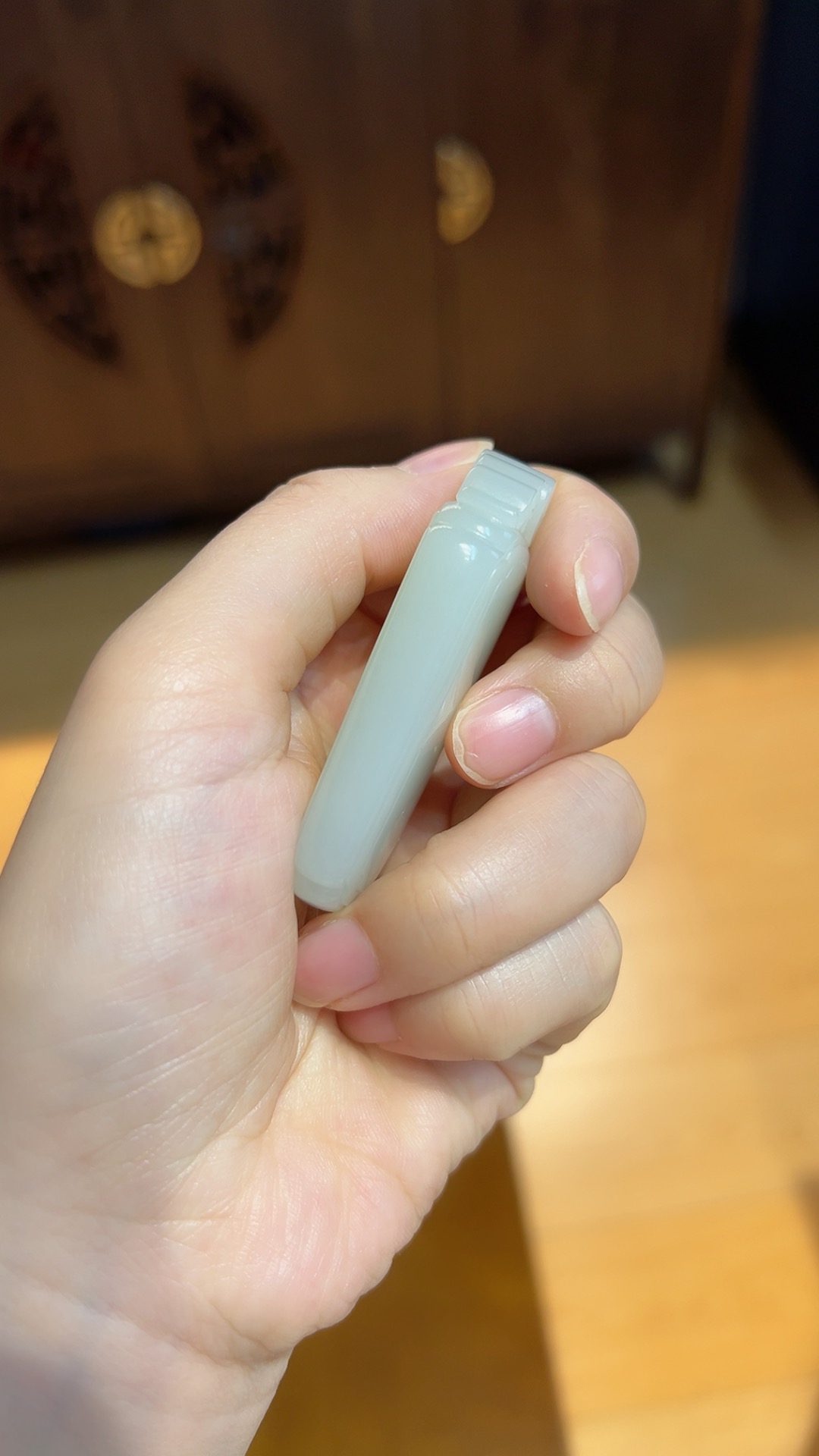 籽料｜满皮｜平安无事牌
暖白一级 料子老熟 细度过眼

重49.5克 尺寸60*33.5*11.7m m