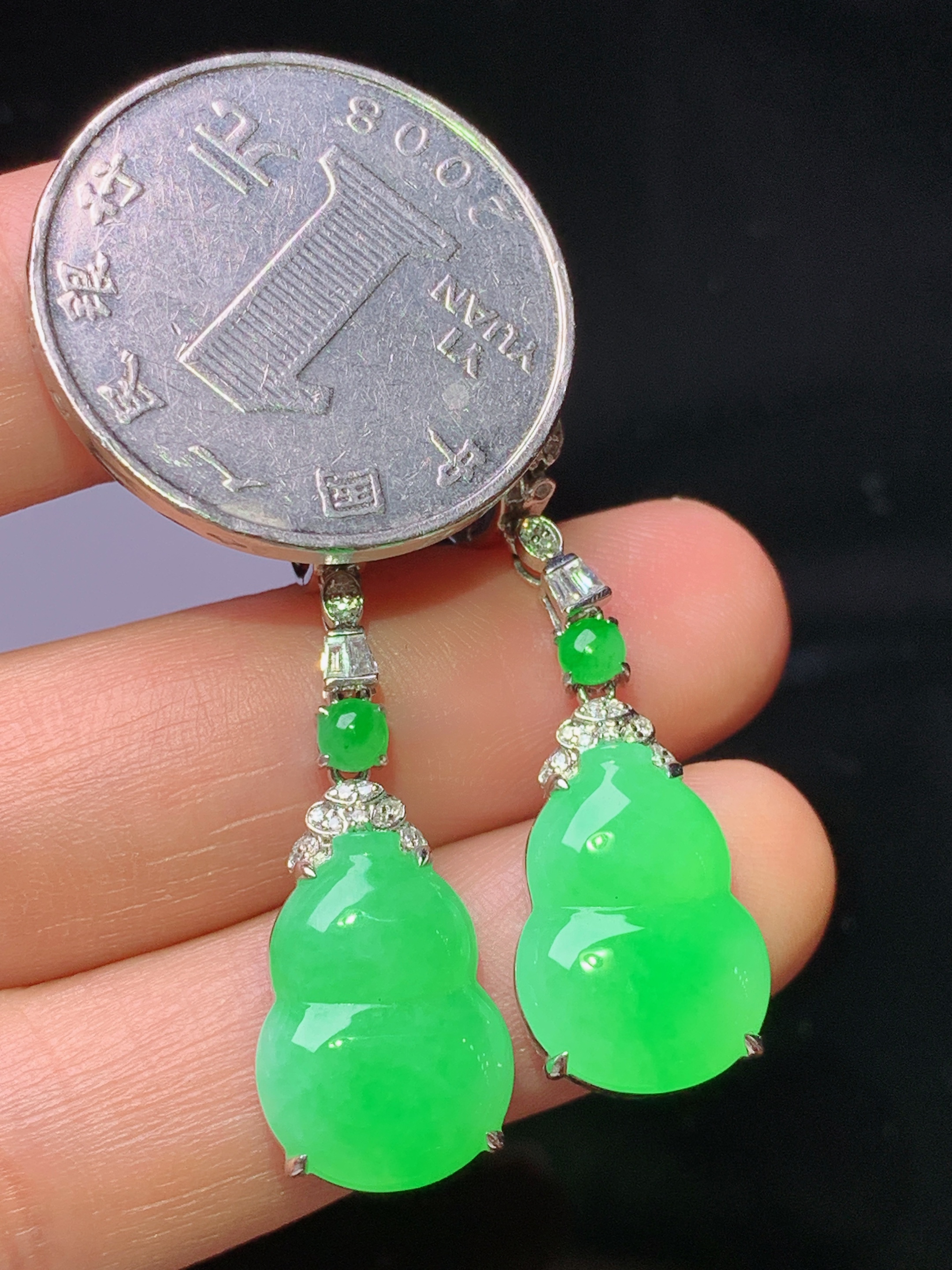 18k金钻镶嵌阳绿葫芦耳坠 玉质细腻 色泽艳丽清新 水润亮眼 整体尺寸40*11.3*5.3 z8