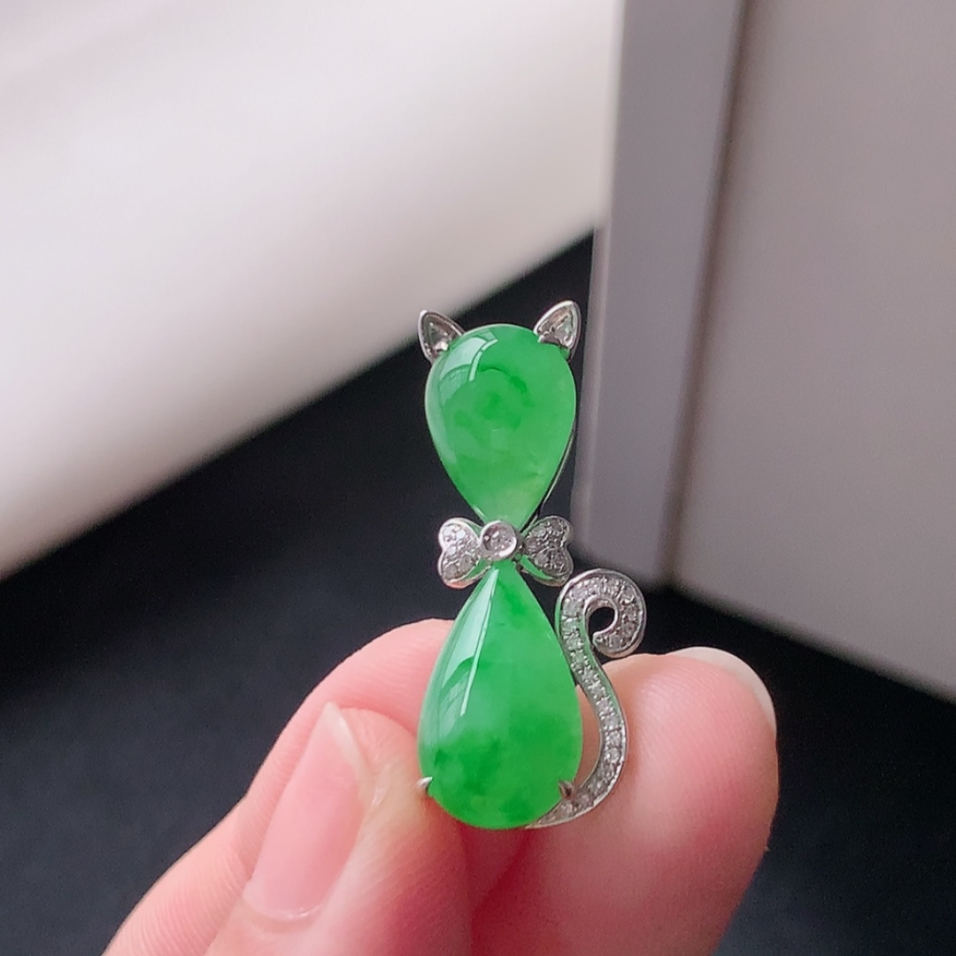 ️ 冰阳绿招财猫吊坠 色阳色艳，种老水润，饱满圆润，佩戴优雅时尚 货号19612，28-11.7-6.6