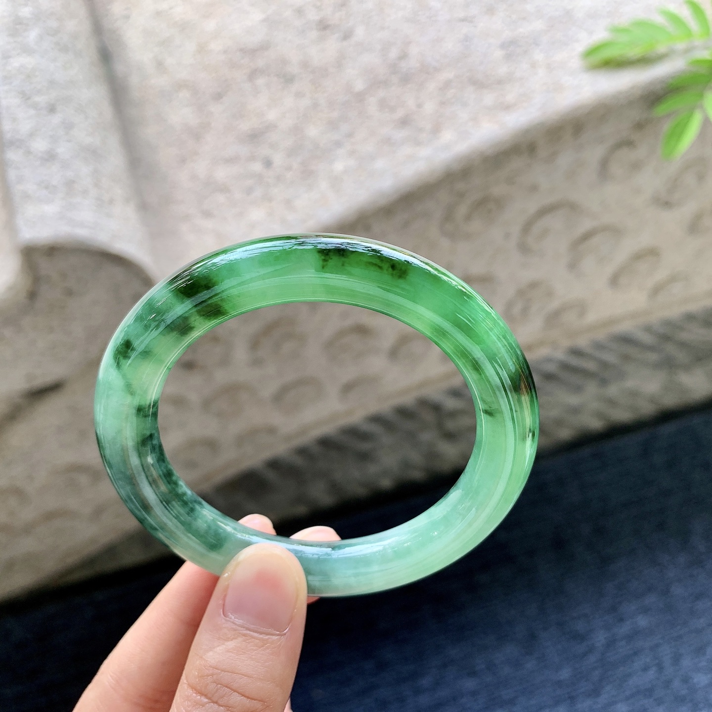 圆条53 54 圈口54.2/10/10 编码W6092522 冰糯辣绿，水润，种老，细腻，打灯有纹线