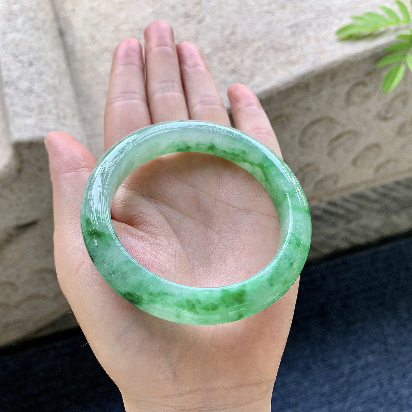 正圈55 56 圈口56.7/11.6/9.2 编码WW092541 冰糯辣绿，水润，种老，细腻，打灯有晶体