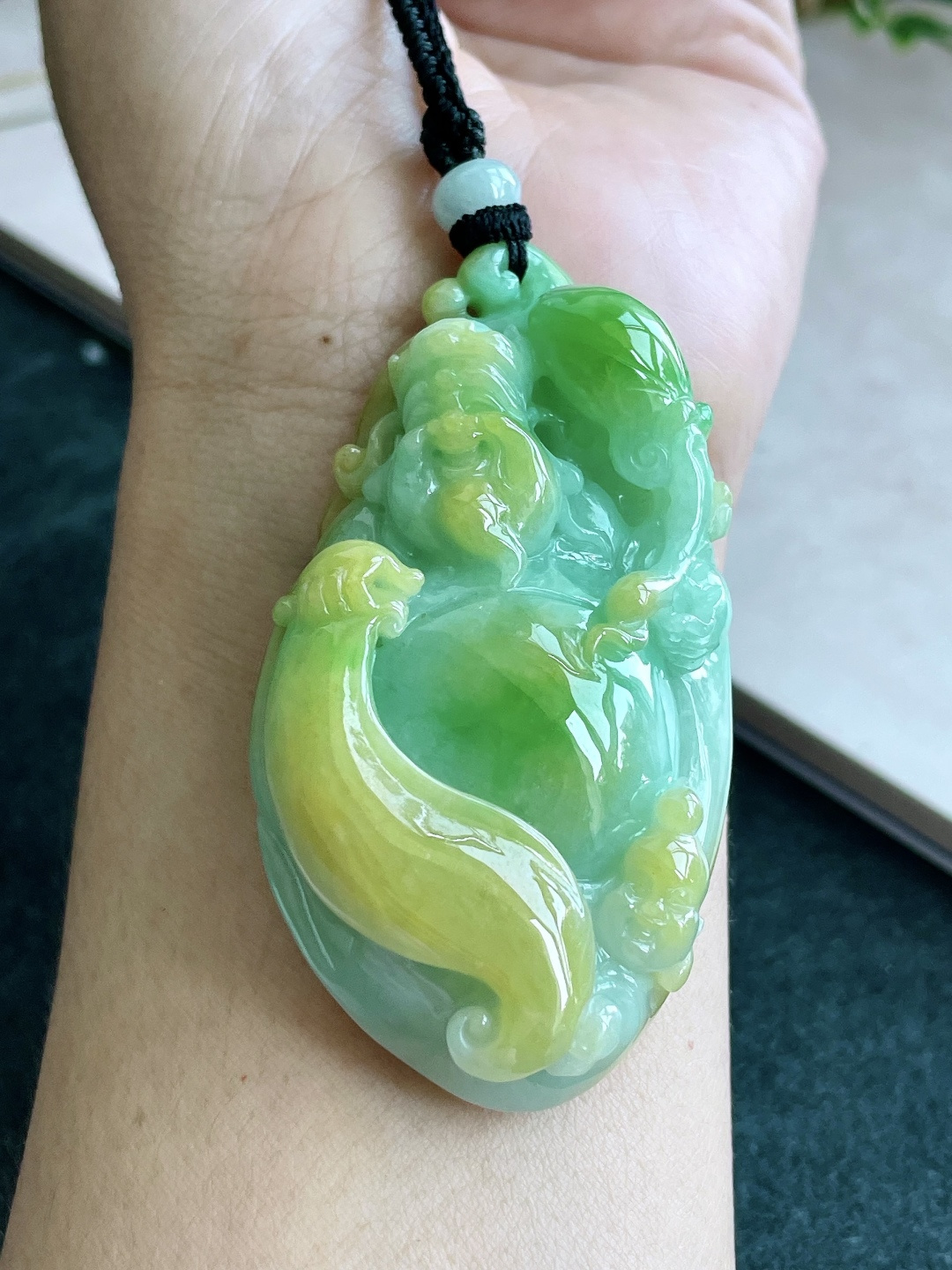 【裸石】冰黄加绿财神爷牌吊坠 【说明】缅甸 无裂 性比高 超厚手把件 【尺寸】70-39.5-17