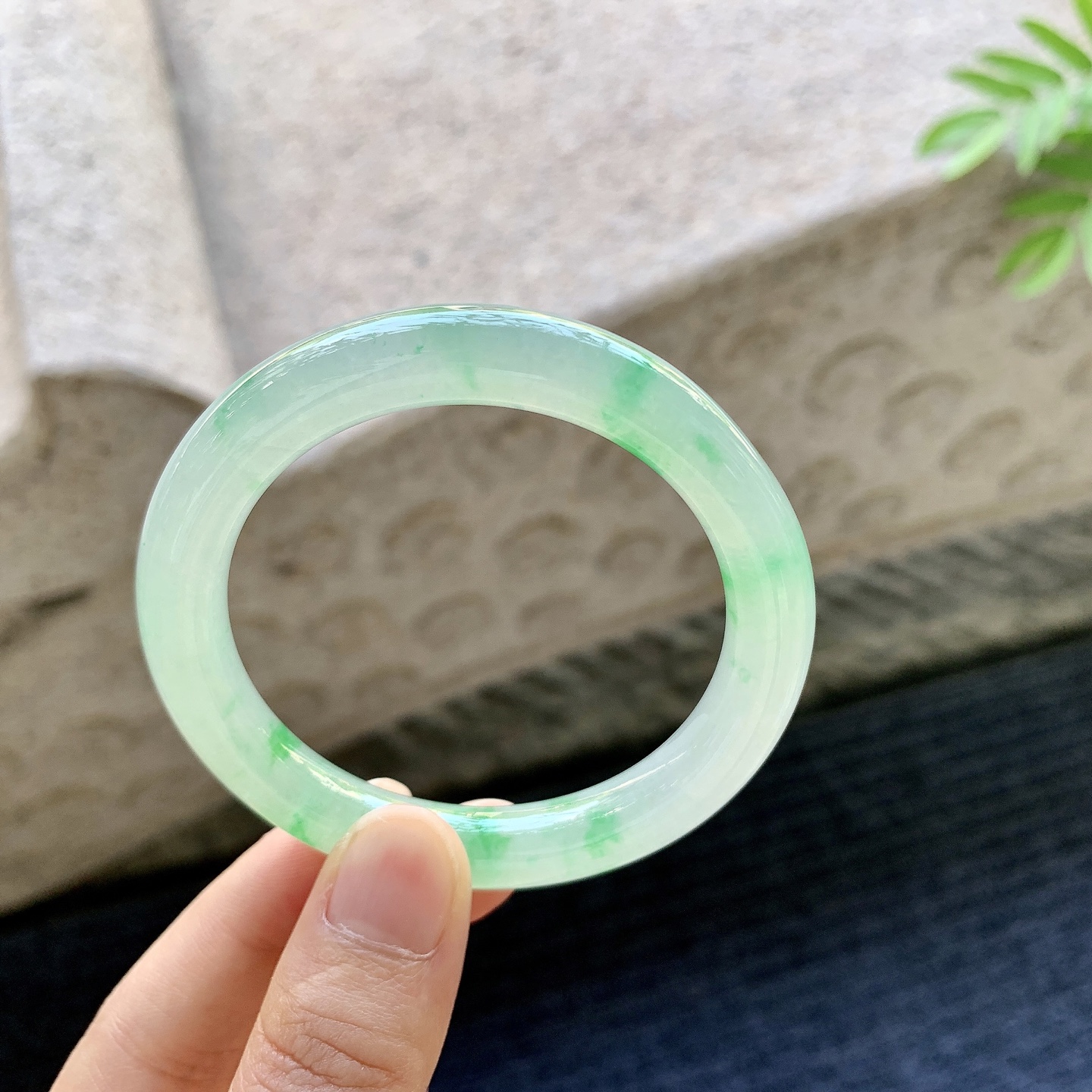 圆条49 50 圈口50.7/8.8/8.4 编码GJ100133 冰糯飘阳绿，水润，种老，细腻，打灯有棉线