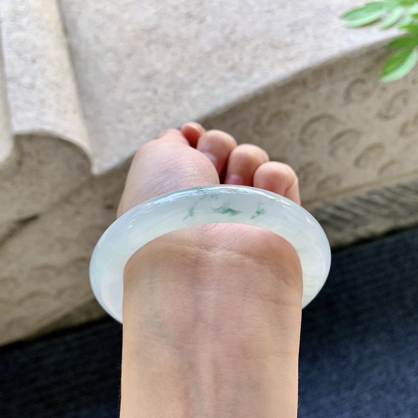 圆条54 55 圈口55.2/10.3/10 编码BA093046 冰糯飘花，水润，种老，细腻，打灯有棉线