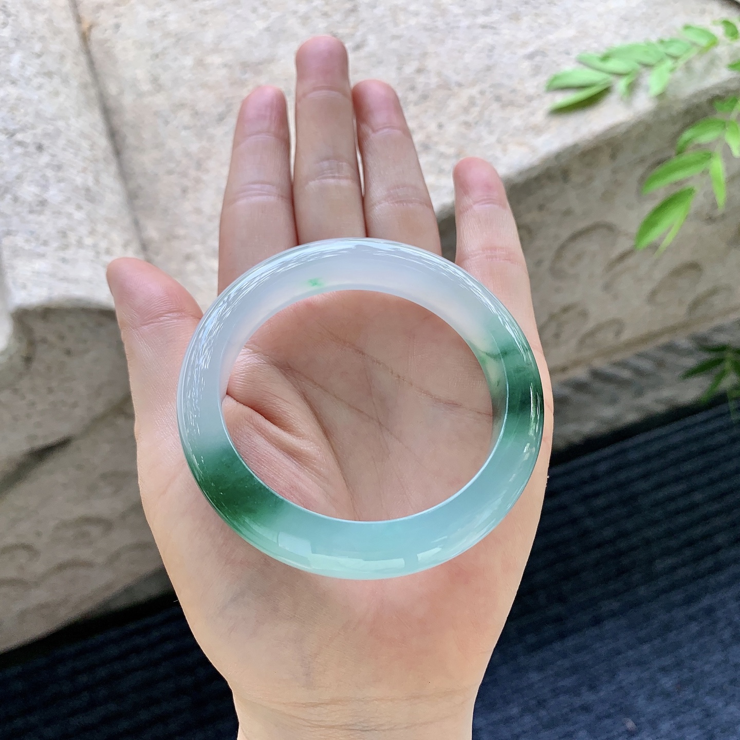 正圈51 52 圈口52.4/12.1/8.6 编码WW082981 冰飘绿，清透，水润，种老，细腻，打灯有棉线