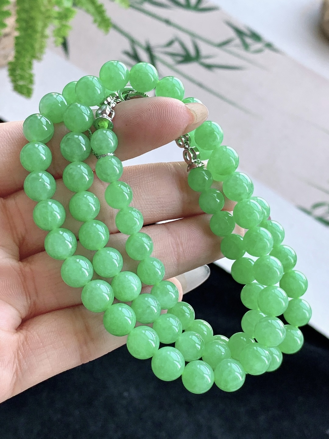 【珠子】️阳绿珠链圆珠珠链 【说明】缅甸 性比高 【尺寸】7.9-6.5mm，30cm 【重量】59克