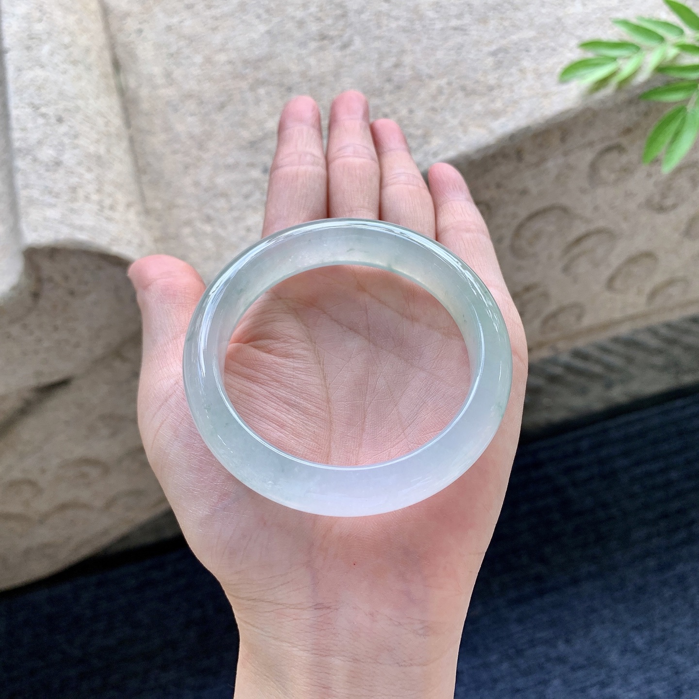 正圈54 55 圈口54.2/13/8.7 编码AN092918 糯冰飘花，水润，种老，细腻，打灯有棉线