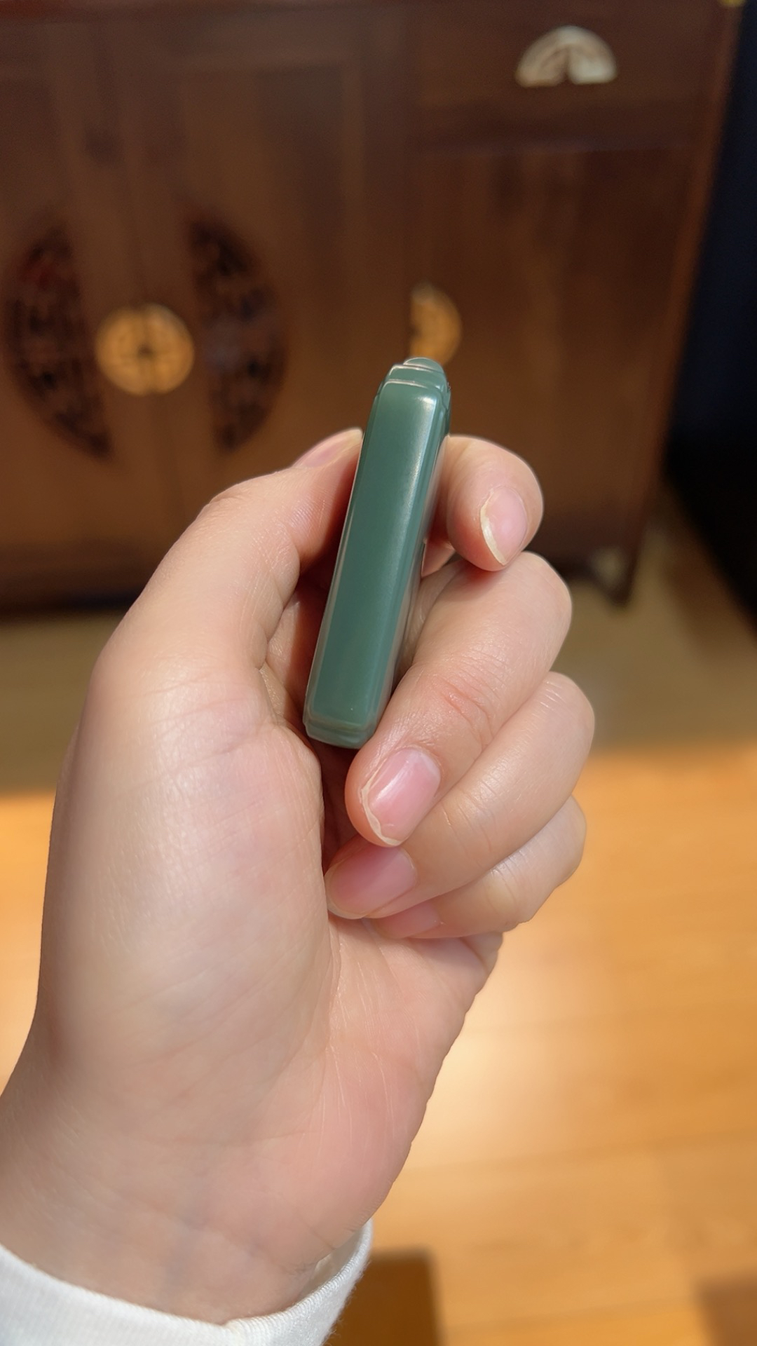 新疆沙枣青无事牌
玉质油润 颜色低调沉稳大气

重49.7克 尺寸57*31*11.5m m