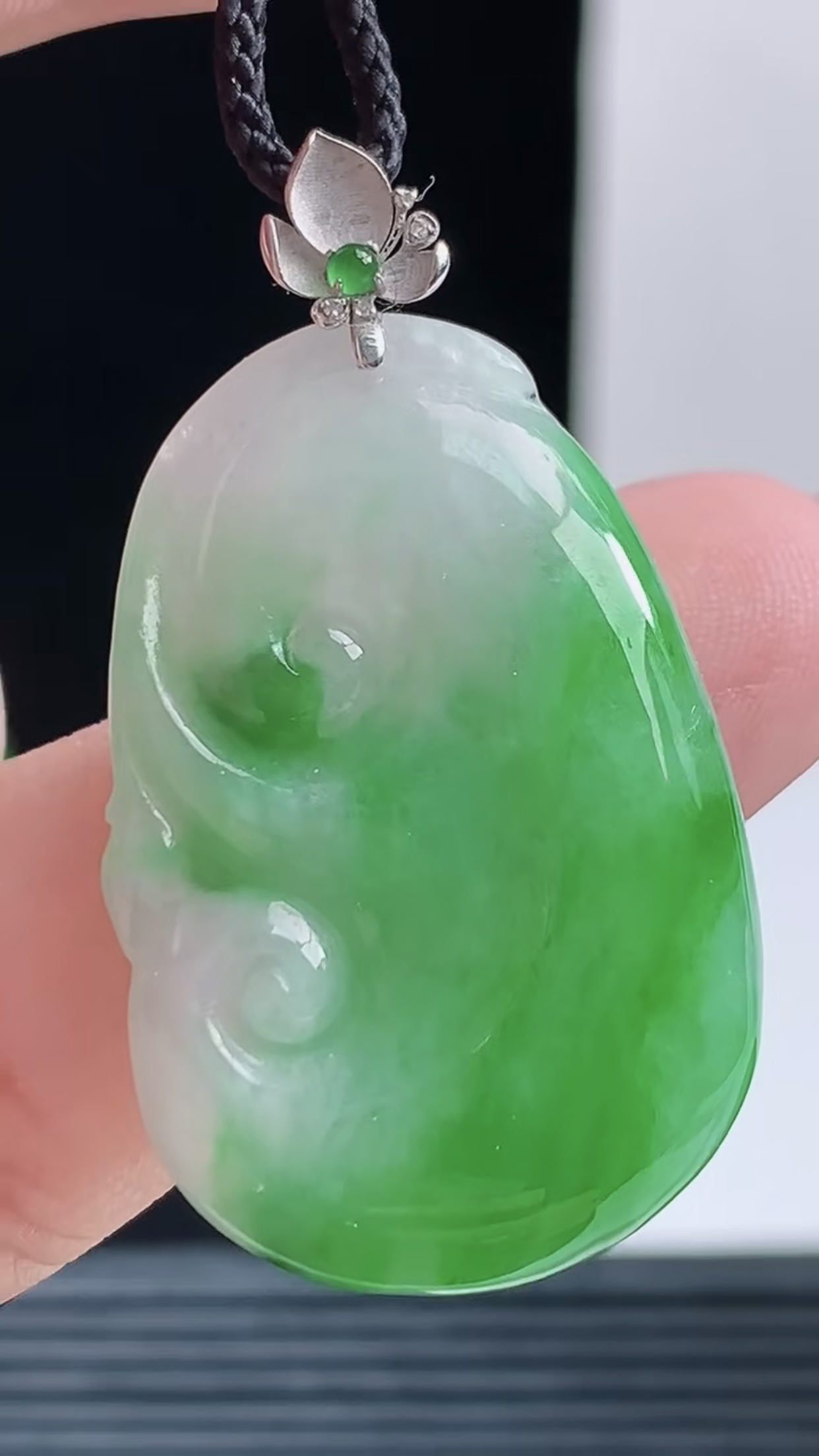 缅甸天然翡翠a货，18K金镶嵌，老坑料起胶冰润飘绿如意吊坠，尺寸30.5-20.5-4.9重量:6.48g #