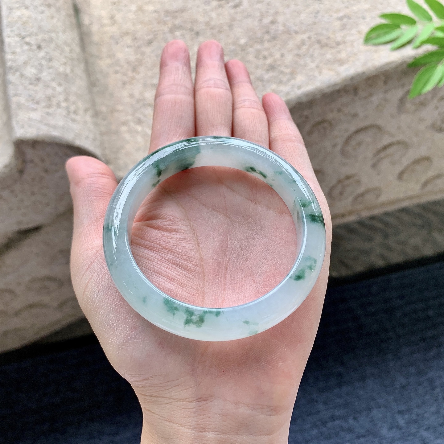 正圈53 54 圈口54.7/11.4/8.1 编码FH092442 糯冰飘花，水润，种老，细腻，无裂