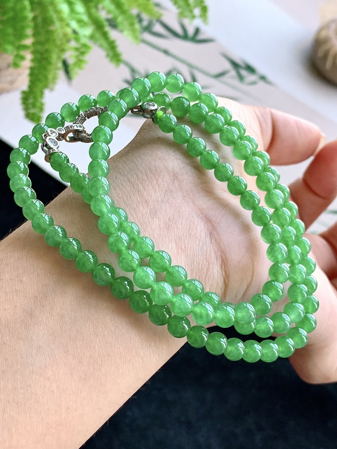 【珠子】️冰阳绿珠链圆珠子珠链 【说明】缅甸 性比高 【尺寸】5.5-5，32cm 【重量】33.8克
