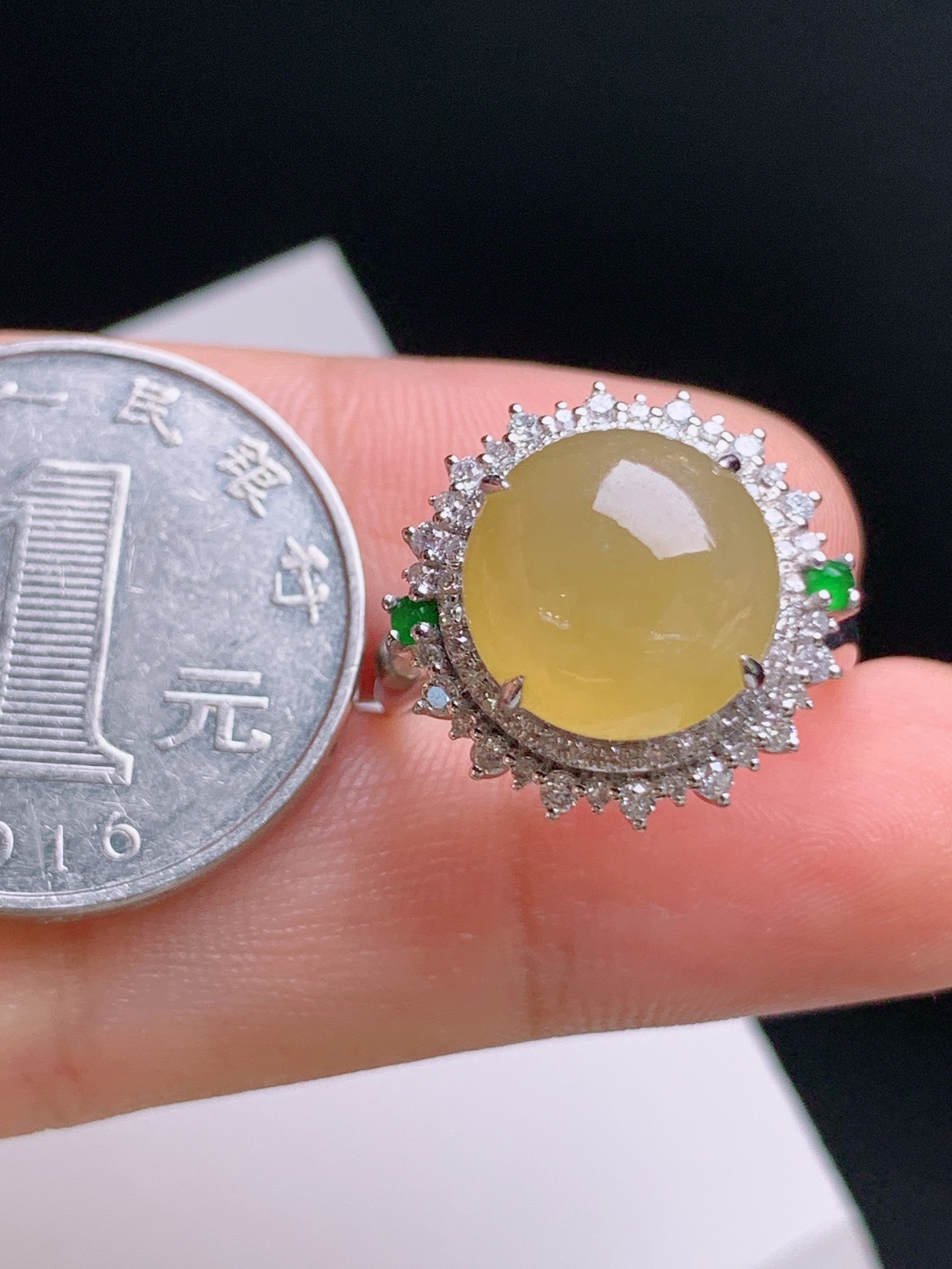 ️ 黄翡旦面戒指，色泽温润，蛋面厚实，钻饰璀璨，裸石11.5-5.2，圈口14 72