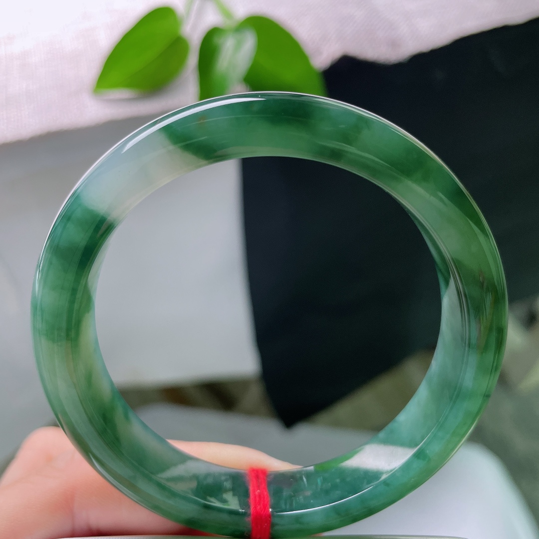 58.4/12.3/8.5，飘花正圈，无裂，冰底澄澈通透，墨绿飘花肆意流转镯身，水墨气韵流淌腕间，尽显清冷国风。ss59432a