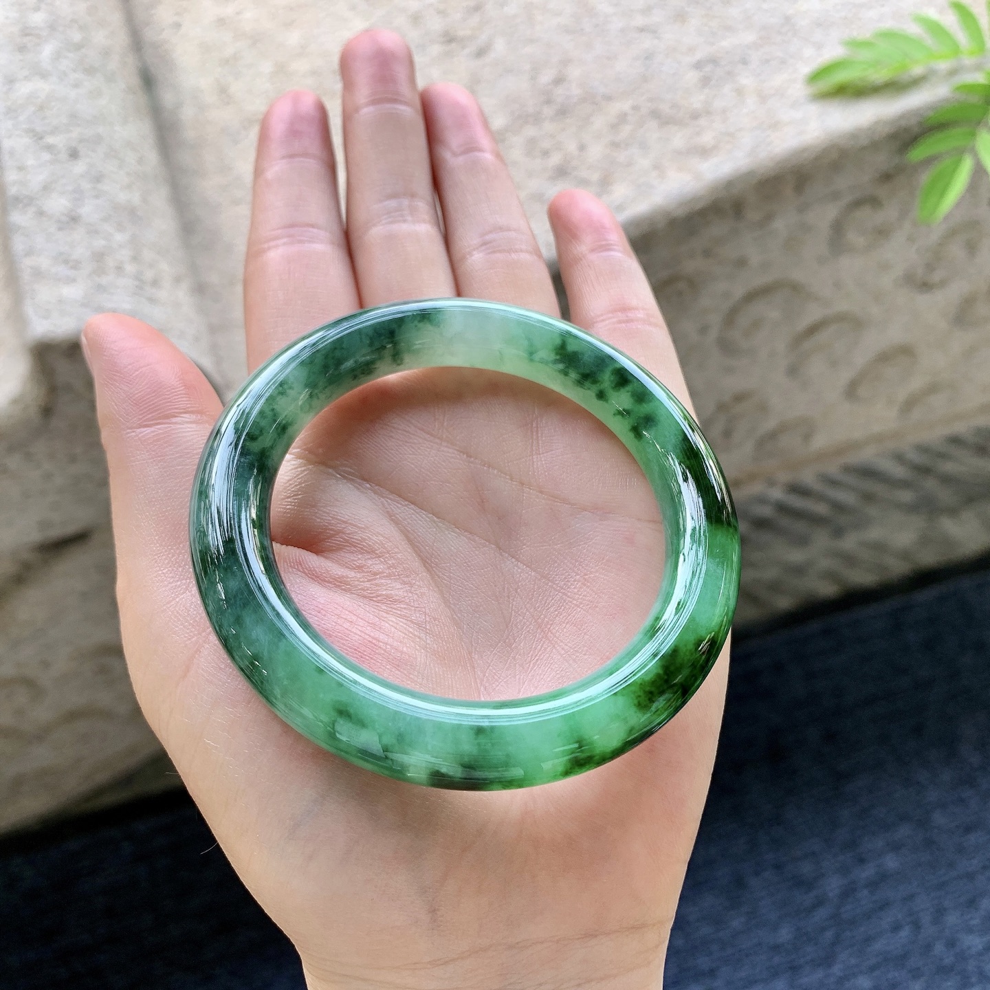 圆条53 54 圈口54.2/10/10 编码W6092522 冰糯辣绿，水润，种老，细腻，打灯有纹线